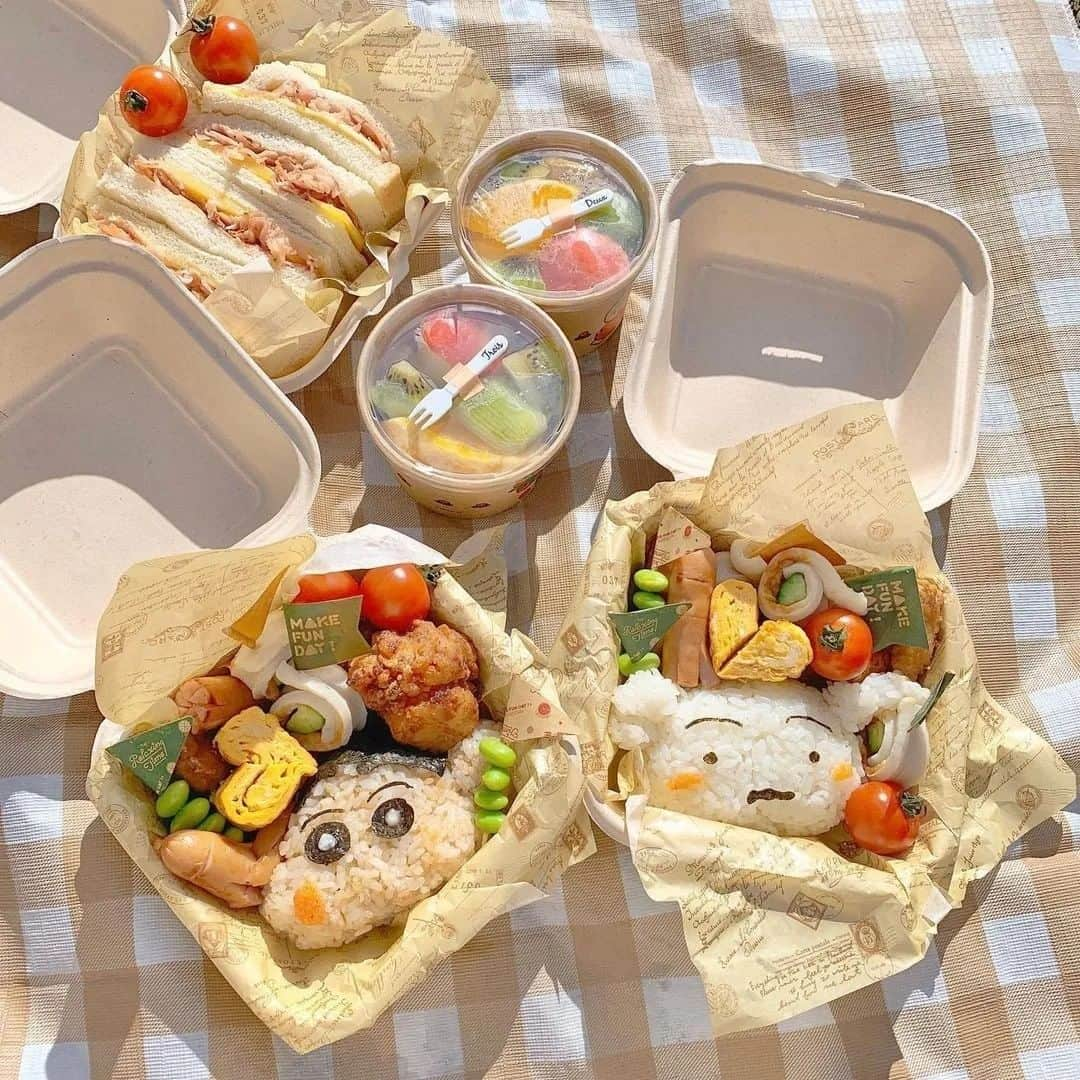 R i R y (リリー)さんのインスタグラム写真 - (R i R y (リリー)Instagram)「『おしゃピク用のキャラ弁🧺』  ボックスに入れるキャラ弁特集💓 全部可愛すぎますよね🌸 ぜひ参考にしてみてください！  ✴︎---------------✴︎---------------✴︎� � ▶▶掲載する写真を募集中📸� カワイイ写真が撮れたら、@velle.jp をタグ付けするか、ハッシュタグ #velle_jp をつけて投稿してみてね♪� � velle編集部と一緒にカワイイで溢れるvelleを創っていこう😚🤍  ✴︎---------------✴︎---------------✴︎� #ピクニック #picnic ##手作り弁当 #キャラ弁 #クレヨンしんちゃん #しんちゃん弁当 #おしゃピク #ランチボックス #デコ弁 #サンドイッチ #picnicday #キャラクター弁当 #キャラフード #くまさんランチ #ロコモコ #ピクニック弁当 #お弁当 #キャラ弁 #ダッフィー #ダッフィー弁当 #シェリーメイ #シェリーメイ弁当 #ピクニック #ピクニック弁当 #お花見 #お花見弁当 #お花見デート #スヌーピー弁当 #スヌーピーフード」5月6日 18時00分 - velle.jp