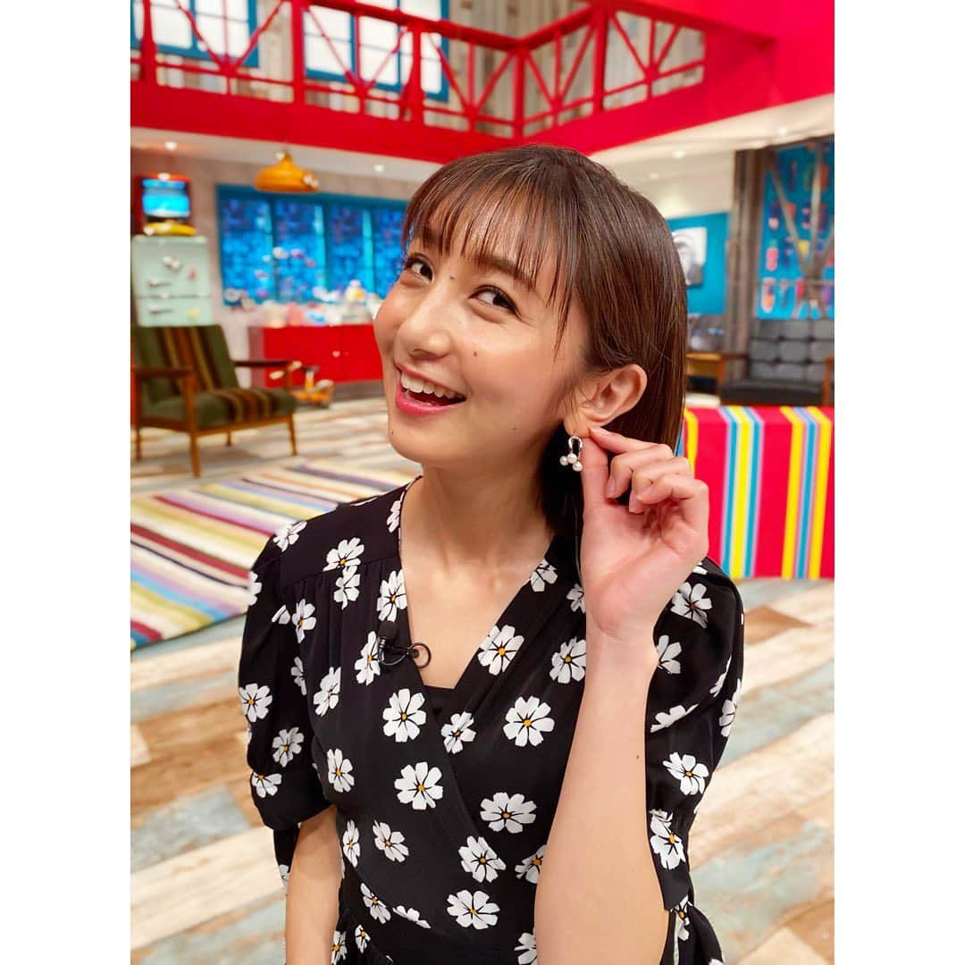 近藤夏子さんのインスタグラム写真 - (近藤夏子Instagram)「.   今夜24:20〜 #ジロジロ有吉 は…🐼❤️  #ヒコロヒー さんが行く 秘湯の#野湯 探し第3弾です✨ みなさん温泉好きですか？  　 衣装は可愛い花柄のワンピース そしてパールのピアス💛  衣装とアクセを選ぶ時間ってとっても楽しいのです🧡 スタイリストさんとこっちかな〜これもいいな〜って❣️ 　  みなさーん 今夜も絶対ジロジロしてください🥺❣️ 　 　 #衣装 #saaageboutique #mimi33」5月6日 19時22分 - kondokako0804