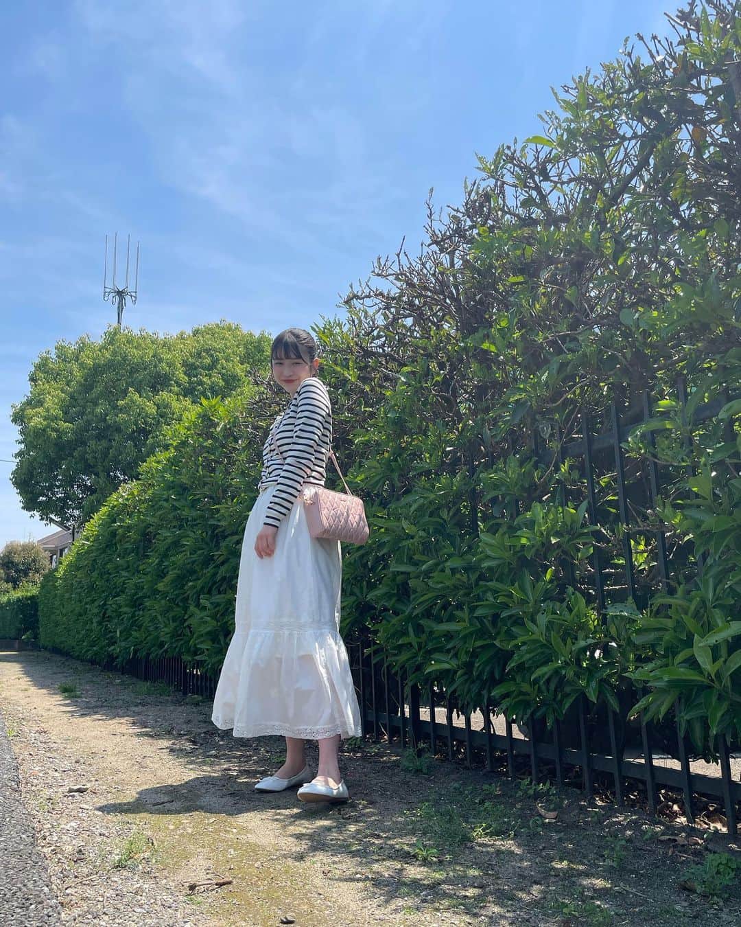 町田恵里那さんのインスタグラム写真 - (町田恵里那Instagram)「☁︎☽ #エリナパレット ⁡ 全身めっちゃお久しぶりだあ、、🫣笑 ⁡ ⁡ このスカート形がものすっごく可愛いの！！ ふわ〜っと広がる理想のロンスカって感じ🎀 ⁡ 白のバレーシューズも初登場かも 〜 🤍⁎⋆* 爽やかだから夏っぽくて、おきに🧏🏻‍♀️❤︎ ⁡ ⁡ ⁡ ⁡ 🧏🏻‍♀️←この絵文字ファンの子が使ってて可愛くて 私も使いはじめた🙊♡ ⁡ ⁡ ⁡ ⁡ ⁡ ⁡ ⁡ ⁡ ⁡ ⁡ #町田恵里那 #frenchgirly #フレンチガーリー #girlycode #ガーリーコーデ #おパリ #おパリ女子 #ootd #fashion #epine #ootd #fashion #モノトーンコーデ #黒縁メガネ」5月6日 19時56分 - machida_erina122