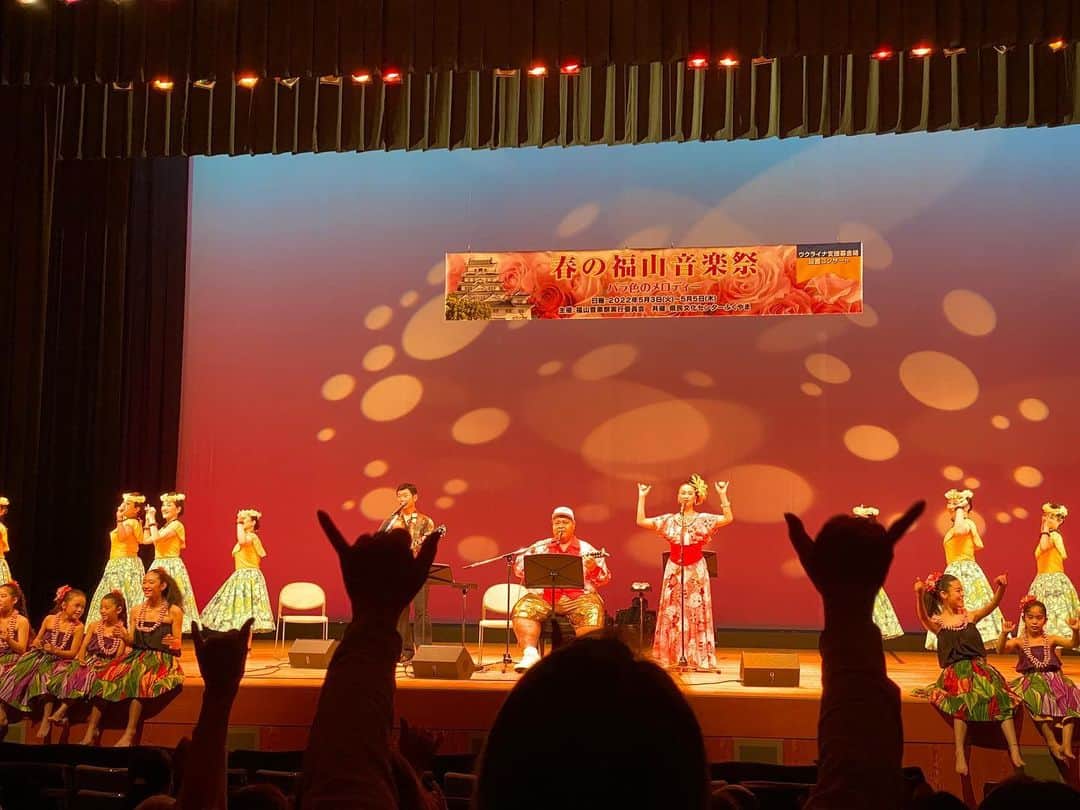 小錦千絵（TAUPOU）さんのインスタグラム写真 - (小錦千絵（TAUPOU）Instagram)「✨ALOHA ✨  福山市での子供の日のコンサート🎶  かわいいフラガール達と一緒にコラボレーションしました❣️  いつも福山の皆さんに暖かく迎えて頂き感謝の気持ちでいっぱいです✨✨本当にありがとうございます😊💕  MAHALO & AHUI HOU  #春の福山音楽祭  #広島県民文化センターふくやま  #コンサート  #konishiki  #小錦八十吉  #小錦千絵  #小錦来日40周年」5月6日 20時01分 - taupou52