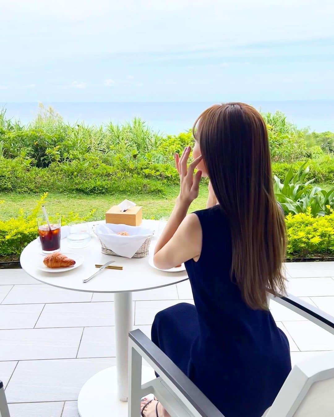 岡部あゆみさんのインスタグラム写真 - (岡部あゆみInstagram)「☕🍴 旅行でもコラボワンピースが大活躍👗 様々なシーンで使えて本当に便利🌺✨」5月6日 20時38分 - ayumi_okabe