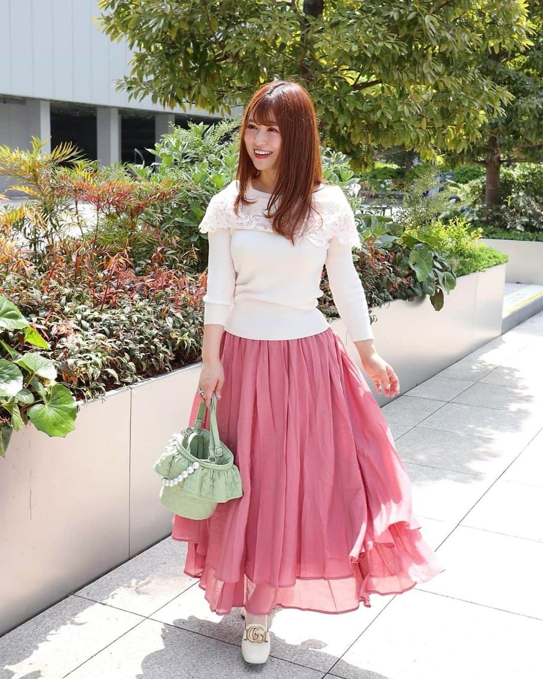 森下まいさんのインスタグラム写真 - (森下まいInstagram)「💚🌷#休日コーデ 🌷💚 * knit @noela_official  skirt @kuih_store  bag @setsuko_sagittaire  shoes @gucci   動くたびにふわりと揺れるのが可愛い 【#kuih 】のシアーレイヤードフレアスカートは 他のお色も可愛くて悩みましたけど結局ピンクに😀💓  柔らかなボリュームなのに広がりすぎないシルエット、 中でクルクルねじれない履き心地最高のウエストゴム。 お気に入りポイントいっぱい🥰  新作のスカートなので5月9日の14時まで、 【kuih割】で10％オフでお得に買えちゃいます👏 （max30％オフになってるアイテムもあったよ🫢）  20％オフでお得にお買い物ができる【GW限定クーポン】も 5月9日の14時まで出てたので見てみてください🥰❣️ （※クーポンは新作・予約商品は対象外）  ▶︎ @kuih_store  #クイ #kuih #kuihst  #mai153 #153cm #153cmコーデ  #Sサイズコーデ #Sサイズ #おちび #おちびコーデ　　 #ootd #fashion #coordinate  #fashionblogger #コーディネート #小柄コーデ #ファッション」5月6日 21時00分 - mai_morishita