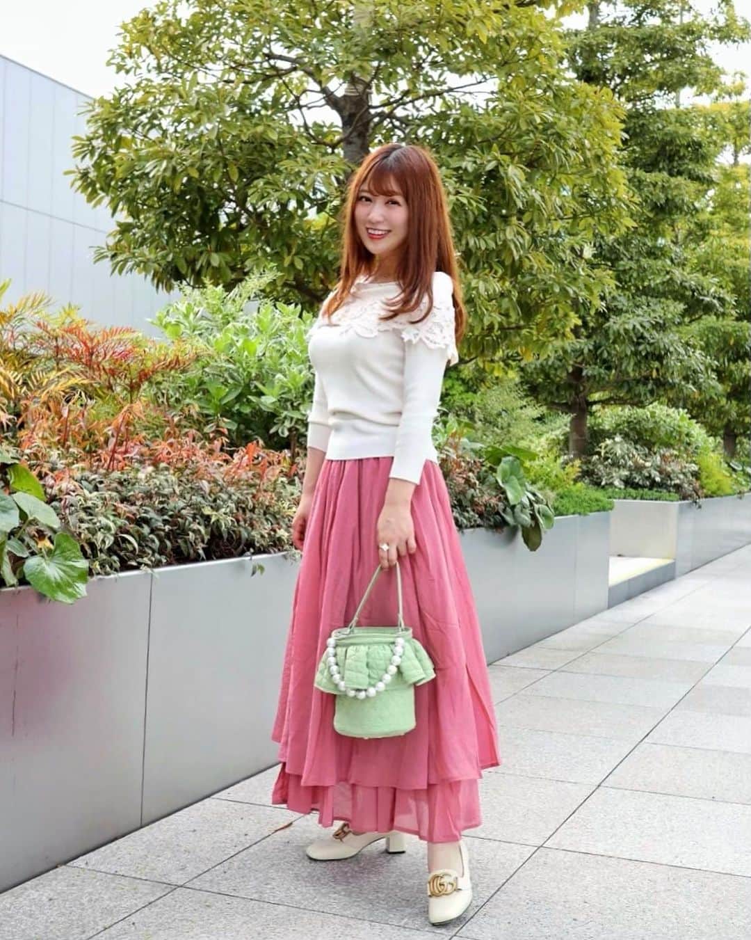 森下まいさんのインスタグラム写真 - (森下まいInstagram)「💚🌷#休日コーデ 🌷💚 * knit @noela_official  skirt @kuih_store  bag @setsuko_sagittaire  shoes @gucci   動くたびにふわりと揺れるのが可愛い 【#kuih 】のシアーレイヤードフレアスカートは 他のお色も可愛くて悩みましたけど結局ピンクに😀💓  柔らかなボリュームなのに広がりすぎないシルエット、 中でクルクルねじれない履き心地最高のウエストゴム。 お気に入りポイントいっぱい🥰  新作のスカートなので5月9日の14時まで、 【kuih割】で10％オフでお得に買えちゃいます👏 （max30％オフになってるアイテムもあったよ🫢）  20％オフでお得にお買い物ができる【GW限定クーポン】も 5月9日の14時まで出てたので見てみてください🥰❣️ （※クーポンは新作・予約商品は対象外）  ▶︎ @kuih_store  #クイ #kuih #kuihst  #mai153 #153cm #153cmコーデ  #Sサイズコーデ #Sサイズ #おちび #おちびコーデ　　 #ootd #fashion #coordinate  #fashionblogger #コーディネート #小柄コーデ #ファッション」5月6日 21時00分 - mai_morishita