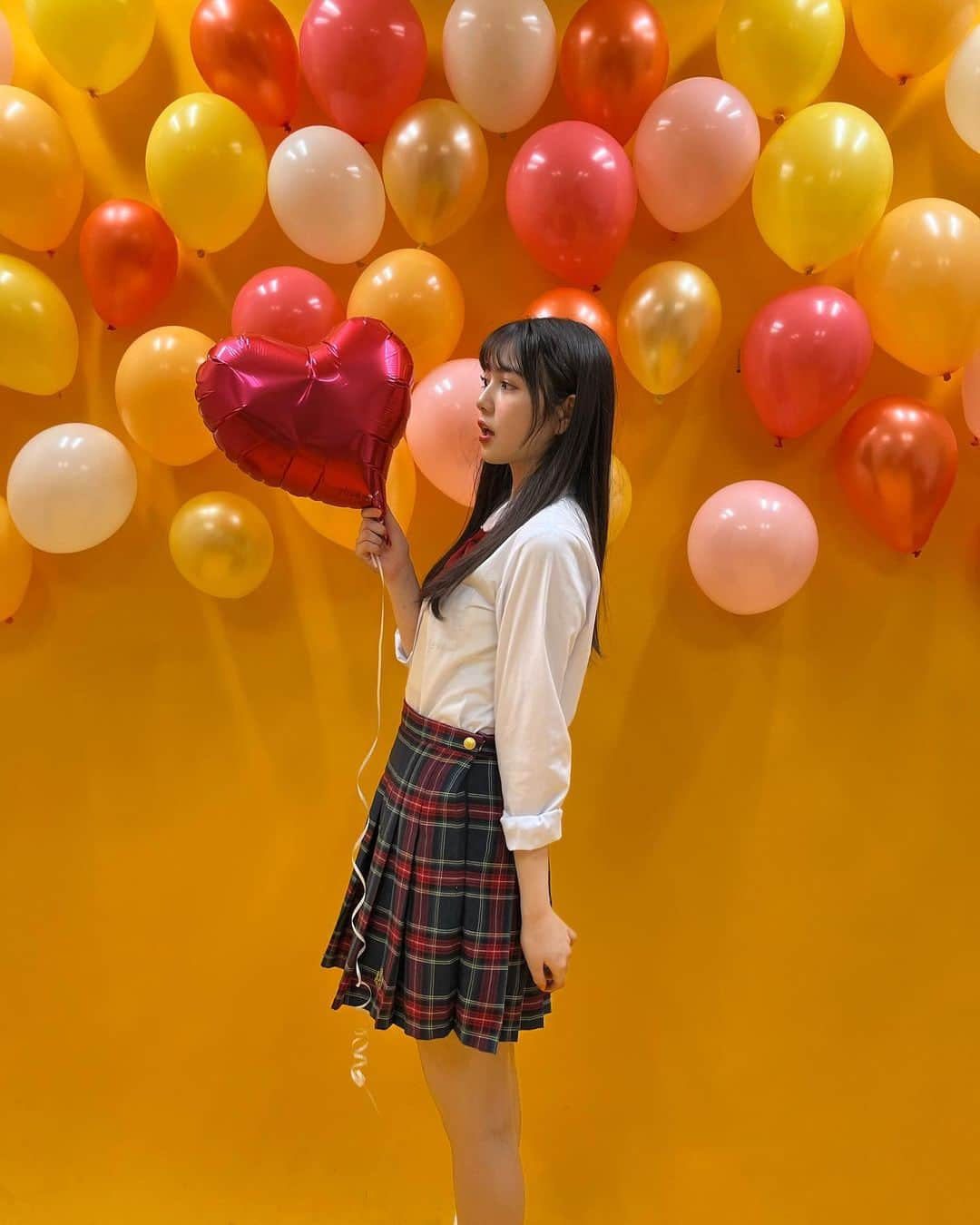 菅井純愛さんのインスタグラム写真 - (菅井純愛Instagram)「・  💛🧡❤️  オフショット✌︎  ┈┈┈┈┈┈┈┈┈┈┈┈┈┈┈┈┈ 皆さん誌面アンケートお願いします！ すきな専属モデルにありぽんと書いて欲しいです！ 上位に入れるように頑張ろ😚   #制服  #制服コーデ #高校生  #オフショット  #全身  #06  #06년생  #0607students  #15yearsold  #fashion  #fashionstyle  #japanesegirl  #ファッション  #コーデ  #gal  #173cm  #制服女子  #highschool  #highschoolgirls  #model  #고등학생  #교복  #jk  #jk1  #오오티디  #패션  #패션스타그램  #셀카  #balloon」5月6日 21時09分 - aria_sugai