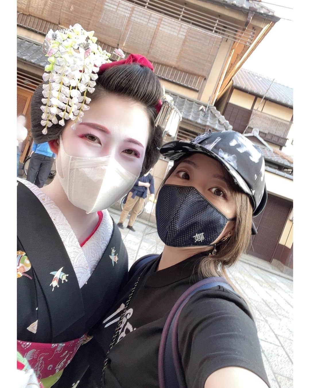 平原綾香さんのインスタグラム写真 - (平原綾香Instagram)「⁡ 今、京都にいるのですが ドラマのような出来事があったのでご報告。 ⁡ それは、日が落ちる祇園の 白川での出来事。 ⁡ 記念写真を撮っていたら 舞妓さんが通りがかりました。 「あ！舞妓さんだ！」 ⁡ すると、突然 その舞妓さんが慌ててこちらにやってきて こう言うではありませんか。 ⁡ 「助けてほしいんどす！」 ⁡ どうしたの？とお話を伺うと お店を探しているけれど見つからず 舞妓は携帯やスマートホンなど持てないので 検索も出来ず困っていると。 ⁡ 「おっしゃ、任せて！」ということで 調べたらすぐ近くにあることが分かり そこまで送ってさしあげたのです。 ⁡ 時間に間に合ってホッとした舞妓さんと 無事送り届けられた達成感の綾香さん。 ⁡ せっかくなので、記念に写真を撮りました！ ⁡ 平原綾香というんですが SNSにアップしていいですか？と お聞きしたら、やっぱりそうどすか？！と。 最初はまったく知らずに道を尋ねたそうです。 小学生の時から好きだったんです！と言ってくださり ふたりでキャーキャーしながらバイバイしました。 ⁡ こんなドラマみたいなこと、起こるんですね。 ⁡ これからも応援してるよ。 顔晴ってね、秀千代さん！ ⁡ いやぁ、良い日だ、なんて日だ！ ⁡ #秀千代ちゃん #舞妓 #ayakahirahara #平原綾香 #私は方向オンチ #方向オンチ日記という番組持ってたくらい」5月6日 21時25分 - ayaka_hirahara_official