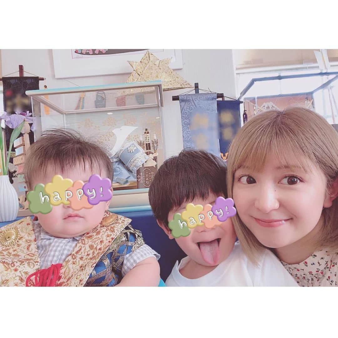 矢口真里さんのインスタグラム写真 - (矢口真里Instagram)「令和４年５月５日🎏 次男の初節句でした😊✨ ふんわり笑顔男子の次男くんには、 白っぽい感じの兜👶🏻✨ ちなみに長男のはカッコイイ黒✨ そして姫路のおとうさんおかあさんから いただいた鯉のぼりにテンション上がる息子たち😁✨ 素敵な初節句になりました🎏✨」5月6日 21時27分 - mariyaguchi_official