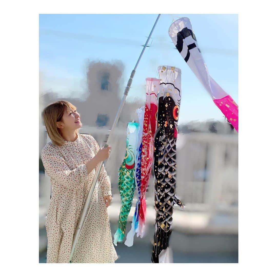 矢口真里さんのインスタグラム写真 - (矢口真里Instagram)「令和４年５月５日🎏 次男の初節句でした😊✨ ふんわり笑顔男子の次男くんには、 白っぽい感じの兜👶🏻✨ ちなみに長男のはカッコイイ黒✨ そして姫路のおとうさんおかあさんから いただいた鯉のぼりにテンション上がる息子たち😁✨ 素敵な初節句になりました🎏✨」5月6日 21時27分 - mariyaguchi_official