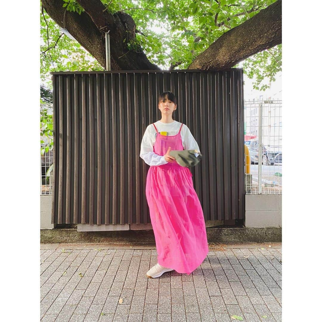 のん（能年玲奈）さんのインスタグラム写真 - (のん（能年玲奈）Instagram)「今夏のワンピースを作った。 徹夜した。徹夜は良くないんだけどー！ 良いの出来ました🌷  布を買う時に店員さんが、水通しした方がいいかもしれないです。とアドバイスしてくれたので、初めて水通ししました🚰 やり方合ってるのかな？とビクビクしながら干しました。 布選びに自信が無かったけど、最近上手くなった気がする。 お気に入りのワンピースが増えて幸せ。」5月6日 22時30分 - non_kamo_ne