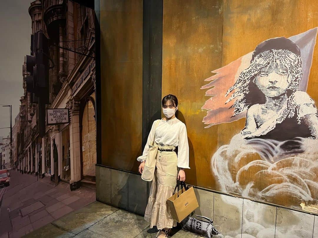 川上千尋さんのインスタグラム写真 - (川上千尋Instagram)「グランフロント大阪で開催されてる バンクシーって誰？展 に行ってきました💐  絵が展示されてるだけじゃなくて、体験型のような感じで バンクシーの絵が描かれてる街の風景や建物が再現されてました。  なんだか海外に来たみたいで面白かったです☺️  バンクシーが持つ強い気持ちや心の葛藤を 絵で表現されてるんだなとすごく感心した時間でした  #バンクシーって誰展  #whoisbanksy」5月6日 22時32分 - this_chihhi