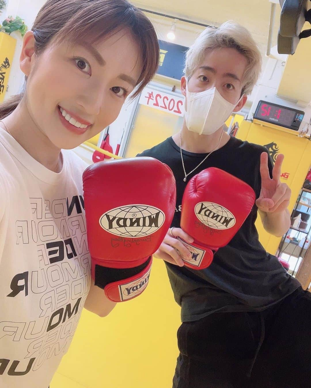 庄司ゆうこさんのインスタグラム写真 - (庄司ゆうこInstagram)「約1年ぶりのキックボクシング🥊✨ 産後3ヶ月たったし、そろそろ本気でダイエットしなくっちゃ😂🤣 @bungelingbay_ebisu バンゲのスタッフさんたちはオーナーの新田さんを始め、みんな明るくて活気あるから行くだけで元気になれる🥺 お尻ガッツリトレーニングしたので明日は筋肉痛間違いなし、、笑 そしてランチはまなみちゃんとガープレ38階にあるキンタンステーキへ❣️ お祝いにラルフのポロシャツ頂いちゃいました💓早く着させたい💓 トレーニングのあとのお肉は最高に美味しかったなぁ😍 #バンゲリングベイ#キックボクシング#キックボクシング女子 #トレーニングウェア#アンダーアーマー#恵比寿#恵比寿ランチ#ガーデンプレイス#キンタンステーキ#出産祝い#ラルフローレン」5月6日 22時42分 - yuko.shoji