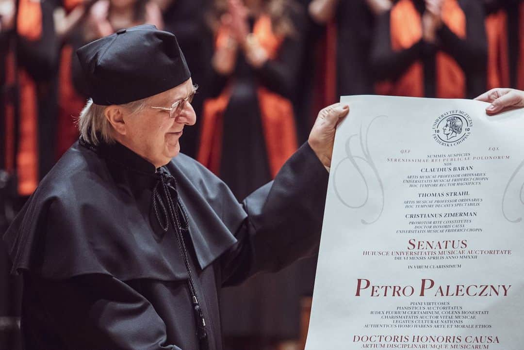 反田恭平さんのインスタグラム写真 - (反田恭平Instagram)「Maestro Piotr Paleczny received an honorary doctorate from the Chopin University of Music !!  Congratulations to our beloved Professor Piotr !!!!!! ✨✨🇵🇱 😁  05.05. 2022   かれこれ5年ほどお師匠のもとで勉強させて頂いてますが、昨日、ショパン音楽大学(旧ワルシャワ音楽院)より名誉博士号を受賞されたので、学生代表で演奏を少しばかしさせて頂きました。  Mo.K.ツィメルマンがわざわざワルシャワに来て、先生のために祝辞を述べられました。 本当に仲が良いのだなと心の底から思ったと共に、先生の御人柄があったからこその式典だった事、とても感慨深かった瞬間でした。  先生、おめでとうー！！！  #UMFC #chopin #university  #poland #warsaw」5月6日 23時42分 - kyoheisorita