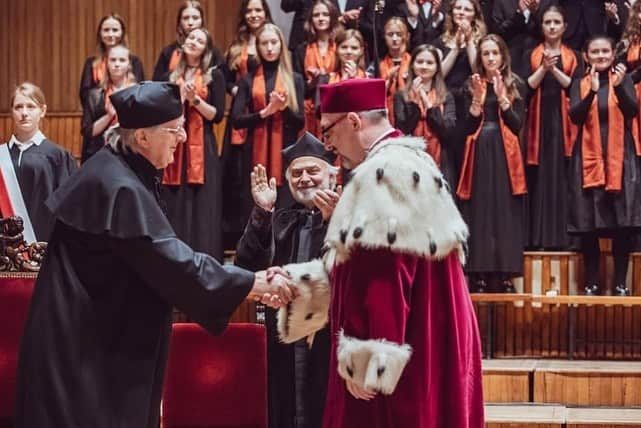 反田恭平さんのインスタグラム写真 - (反田恭平Instagram)「Maestro Piotr Paleczny received an honorary doctorate from the Chopin University of Music !!  Congratulations to our beloved Professor Piotr !!!!!! ✨✨🇵🇱 😁  05.05. 2022   かれこれ5年ほどお師匠のもとで勉強させて頂いてますが、昨日、ショパン音楽大学(旧ワルシャワ音楽院)より名誉博士号を受賞されたので、学生代表で演奏を少しばかしさせて頂きました。  Mo.K.ツィメルマンがわざわざワルシャワに来て、先生のために祝辞を述べられました。 本当に仲が良いのだなと心の底から思ったと共に、先生の御人柄があったからこその式典だった事、とても感慨深かった瞬間でした。  先生、おめでとうー！！！  #UMFC #chopin #university  #poland #warsaw」5月6日 23時42分 - kyoheisorita