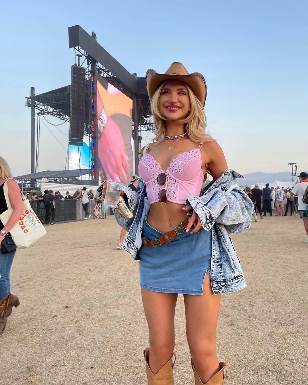 Gabrielle Grace Epsteinさんのインスタグラム写真 - (Gabrielle Grace EpsteinInstagram)「how it started VS. how it ended….Stagecoach 2022 🐎」5月7日 3時11分 - gabbyepstein