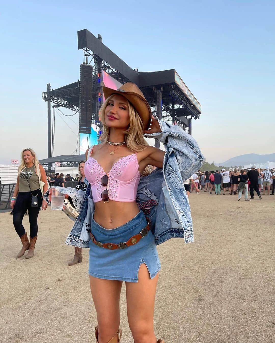 Gabrielle Grace Epsteinさんのインスタグラム写真 - (Gabrielle Grace EpsteinInstagram)「how it started VS. how it ended….Stagecoach 2022 🐎」5月7日 3時11分 - gabbyepstein