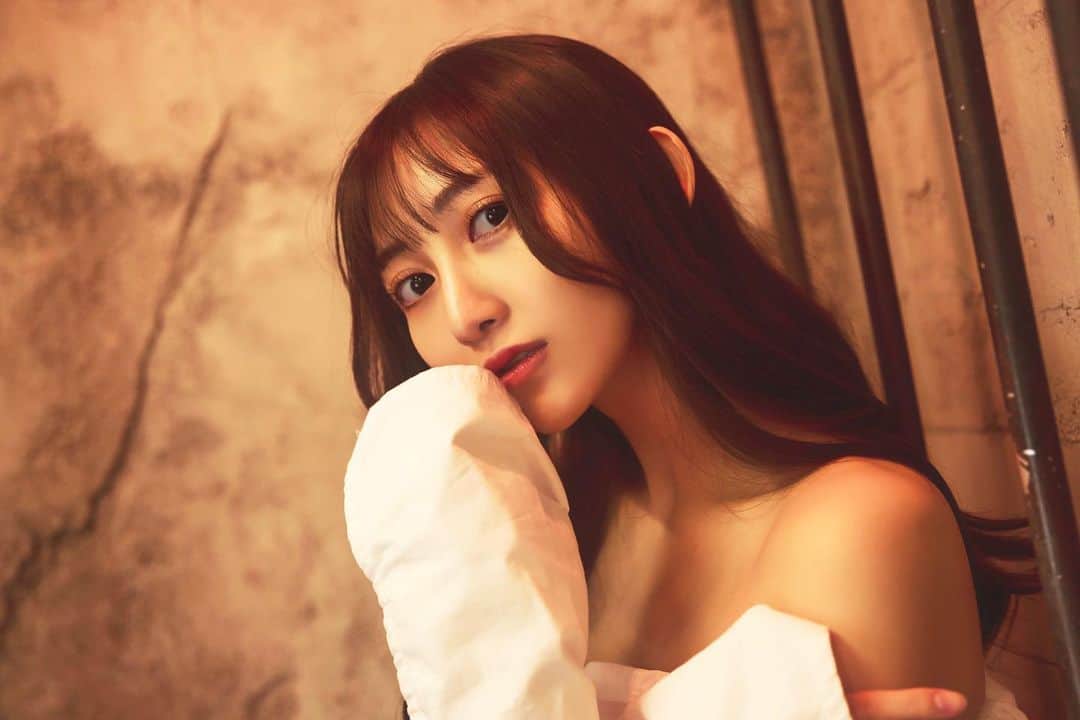 辻りりささんのインスタグラム写真 - (辻りりさInstagram)「. 写真を撮られる時だけは心に田中みな実を飼っています ...