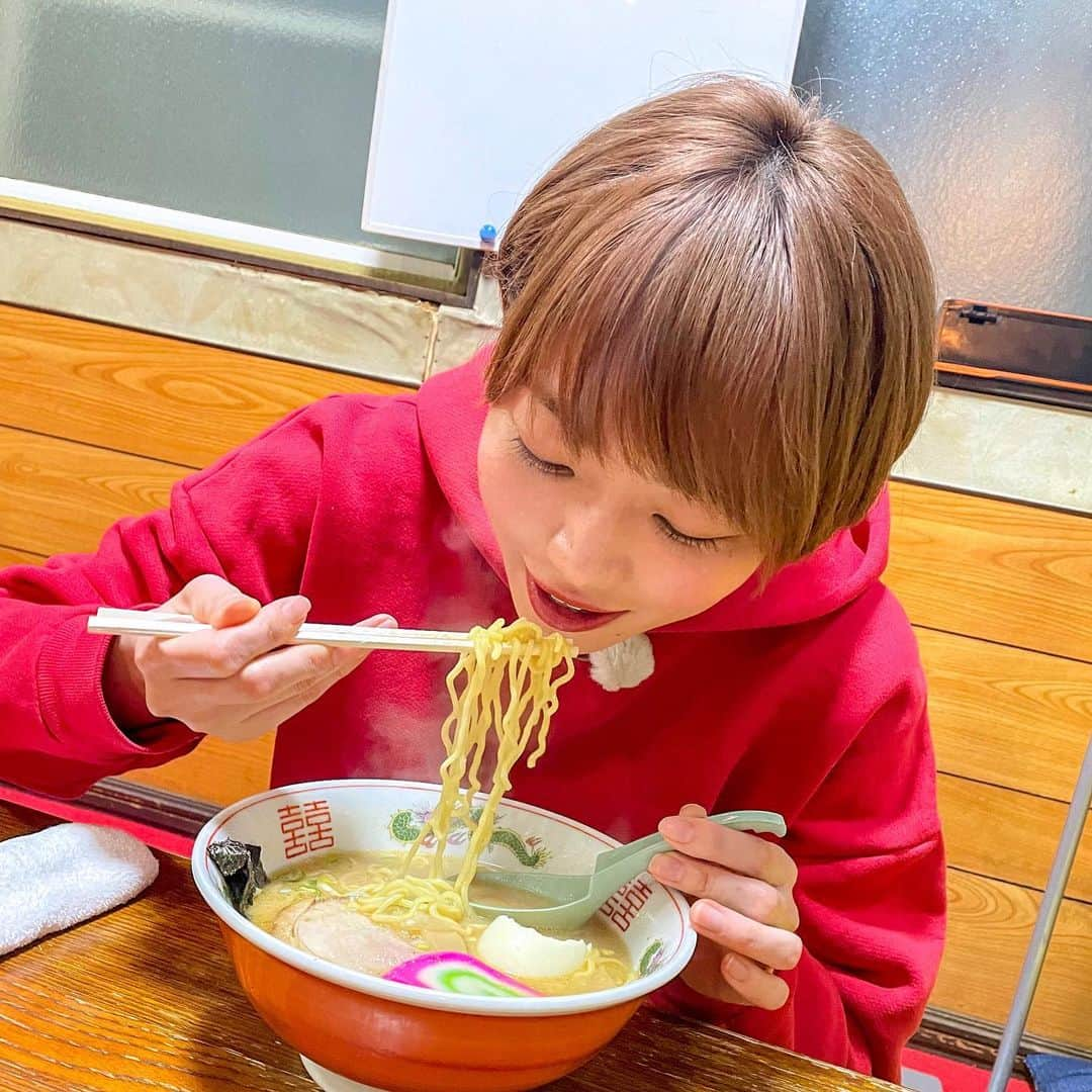 雨宮萌果さんのインスタグラム写真 - (雨宮萌果Instagram)「🍜🍜🍜  北海道三笠市で食べた まんぷく食堂のまんぷくラーメン  たっぷりのにんにくが入った 味噌ラーメン  染みたなぁ〜  そういえば  ラーメンに お麩が入っていたのですが  これって、北の文化ですか？  STV「ブギウギ専務」 看板メニューはしご旅 TVer配信中です。  #ブギウギ専務 #ダイノジ #大地洋輔 さん #北海道 #三笠市　 #味噌ラーメン #まんぷく食堂」5月7日 9時44分 - ame_moe_kichi0630