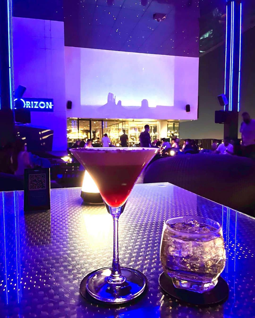 みまるさんのインスタグラム写真 - (みまるInstagram)「📍HORIZON 🏨Hilton Pattaya Hotel 34Floor  ヒルトンパタヤホテルのルーフトップバー🍸🥃 全体的に暗くてメニューもライトで照らして見る感じ💡 ここ最高だったなあ🫣💙💙💙 飲んでるお酒は、 BREAKFAST AT TIFFANY'S✨ って名前🥹🥹🥹名前で選んだ🥹 こうゆう洒落たお酒普段飲まないから飲みかたわからない😶‍🌫️  #みまる #mimaru #🇹🇭 #海外移住 #タイ #バンコク #タイ移住 #バンコク生活 #bangkok #thailand #海外生活  #海外旅行  #ナチュラルライフ #干物女 #干物妻 #youtuber #バンコク情報  #みまるチャンネル #在タイ日本人 #在タイ #バンコク駐妻 #バンコク観光 #バンコク旅行 #ヒルトンパタヤ #horizonrooftopbar #hiltonpattaya #ルーフトップバー #パタヤ旅行 #パタヤビーチ #pattayanightlife」5月7日 10時10分 - mimaru_dayo