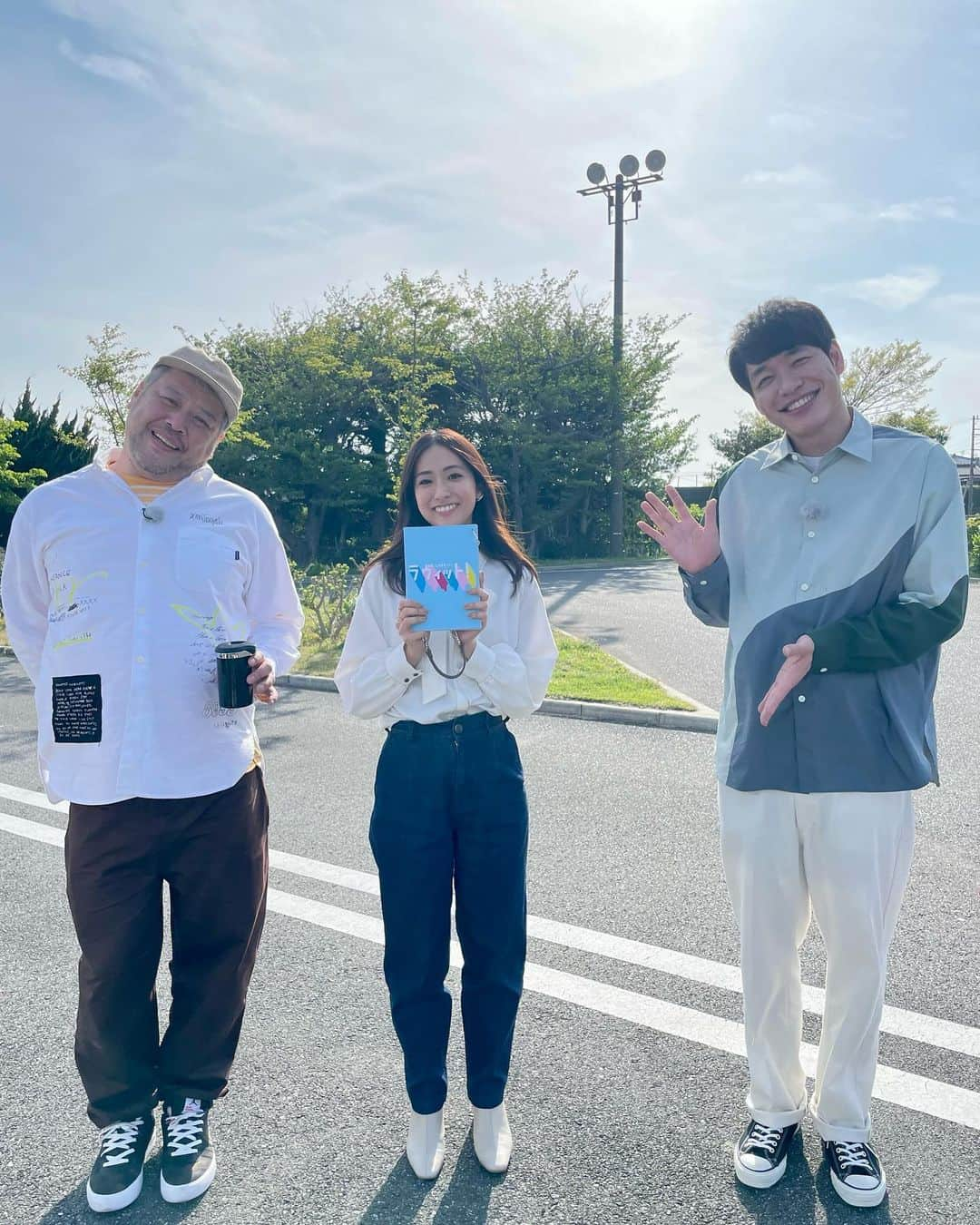 田村真子さんのインスタグラム写真 - (田村真子Instagram)「🚘  昨日の金曜ラヴィット！では3人でのロケをお届けしました😊 くっきーさんに運転してもらい房総半島SDGs旅でした🌷 川島さんにくっきーさん、なんだか安心しきってしまい私は最後までほのぼのロケでした笑 美味しい食べ物に豊かな自然、楽しかったしリラックスできた旅でした🐰 気になる方はTVerで！来週金曜は後編の放送です✨  #ラヴィット #ロケ #3人での車移動も楽しかった #もう未来なんだよ」5月7日 10時45分 - tamura_mako_