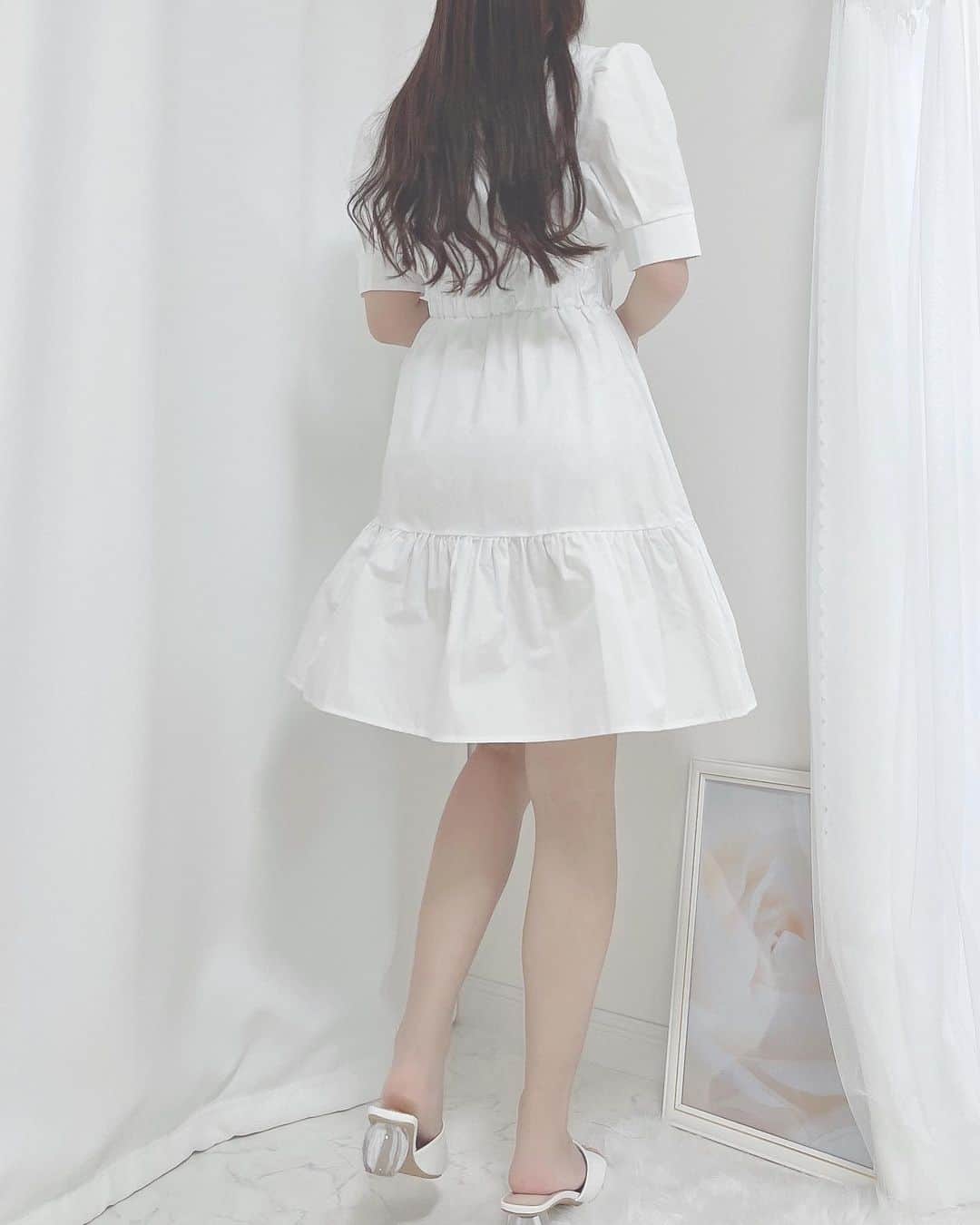 月森世菜さんのインスタグラム写真 - (月森世菜Instagram)「ラブリーなミニワンピで ルンルン気分🤍🦢  ウエストのゴムが キュッとなっていて良き♡  お洋服のリンクは ストーリーの『白のショップ』 からとべます♡  ♡ dress @tokyogirlsmarket_official  商品検索番号 t278958  sandal #grl  ♡ ┈┈┈┈┈┈┈┈┈┈┈┈┈┈┈┈┈┈┈ せいなです♡ 白系統の女子力アップのことに ついて投稿しているので フォローして頂けると嬉しいです🥛  @seina.tsukimori   白系統のお写真に タグ付けして下さると見に行きます♡  ファンネーム・マーク → せいらー・🤍🕊  ┈┈┈┈┈┈┈┈┈┈┈┈┈┈┈┈┈┈┈  #ホワイトコーデ #白 #ホワイト #白系統 #フレンチガーリー #ヴィンテージライク #ディズニーランド #ディズニーコーデ  #snidel #スナイデル#淡色女子  #オールホワイト #grl #グレイル #ガーリー #韓国通販 #韓国ファッション #デートコーデ」5月7日 11時15分 - seina.tsukimori