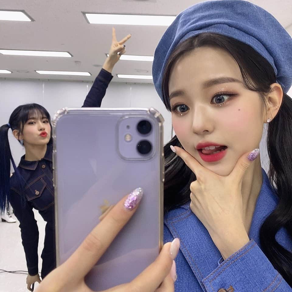 チャン・ウォニョンさんのインスタグラム写真 - (チャン・ウォニョンInstagram)「wy’s black and yujin’s blue hair 🥹  #IVE #JANGWONYOUNG #WONYOUNG #LOVEDIVE #아이브 #장원영 #원영」5月7日 13時09分 - wonyoung__ive