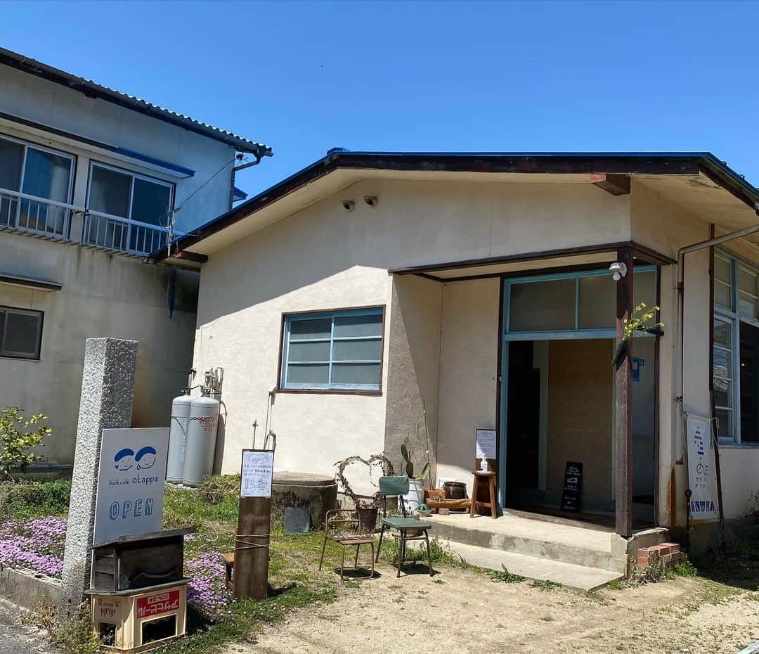 滝香織さんのインスタグラム写真 - (滝香織Instagram)「. . ゆめしま海道② #佐島 にある#bookcafeokappa  @bookcafeokappa   おかっぱの素敵なご家族が迎えてくれました✨ 旅をしてて、ここが気にいって移住したというおかっぱ店主さん。 生き方が素敵すぎる😆😆😆  古い保育園をリノベーションした癒し空間✨ #トウファ という優しいスイーツをいただきました☺️ ここでゆっくり本読みたいなぁ。  #ゆめしま海道 #島カフェ #ブックカフェ #カフェ #移住 #古民家 #リノベーション #島暮らし #上島町 #愛媛 #愛媛旅行 #女子旅 #瀬戸内海 #四国旅行 #ehime #yumeshima」5月7日 13時12分 - kaorin_taki