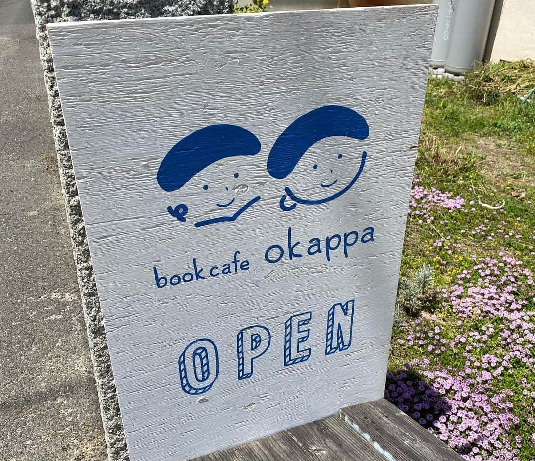 滝香織さんのインスタグラム写真 - (滝香織Instagram)「. . ゆめしま海道② #佐島 にある#bookcafeokappa  @bookcafeokappa   おかっぱの素敵なご家族が迎えてくれました✨ 旅をしてて、ここが気にいって移住したというおかっぱ店主さん。 生き方が素敵すぎる😆😆😆  古い保育園をリノベーションした癒し空間✨ #トウファ という優しいスイーツをいただきました☺️ ここでゆっくり本読みたいなぁ。  #ゆめしま海道 #島カフェ #ブックカフェ #カフェ #移住 #古民家 #リノベーション #島暮らし #上島町 #愛媛 #愛媛旅行 #女子旅 #瀬戸内海 #四国旅行 #ehime #yumeshima」5月7日 13時12分 - kaorin_taki