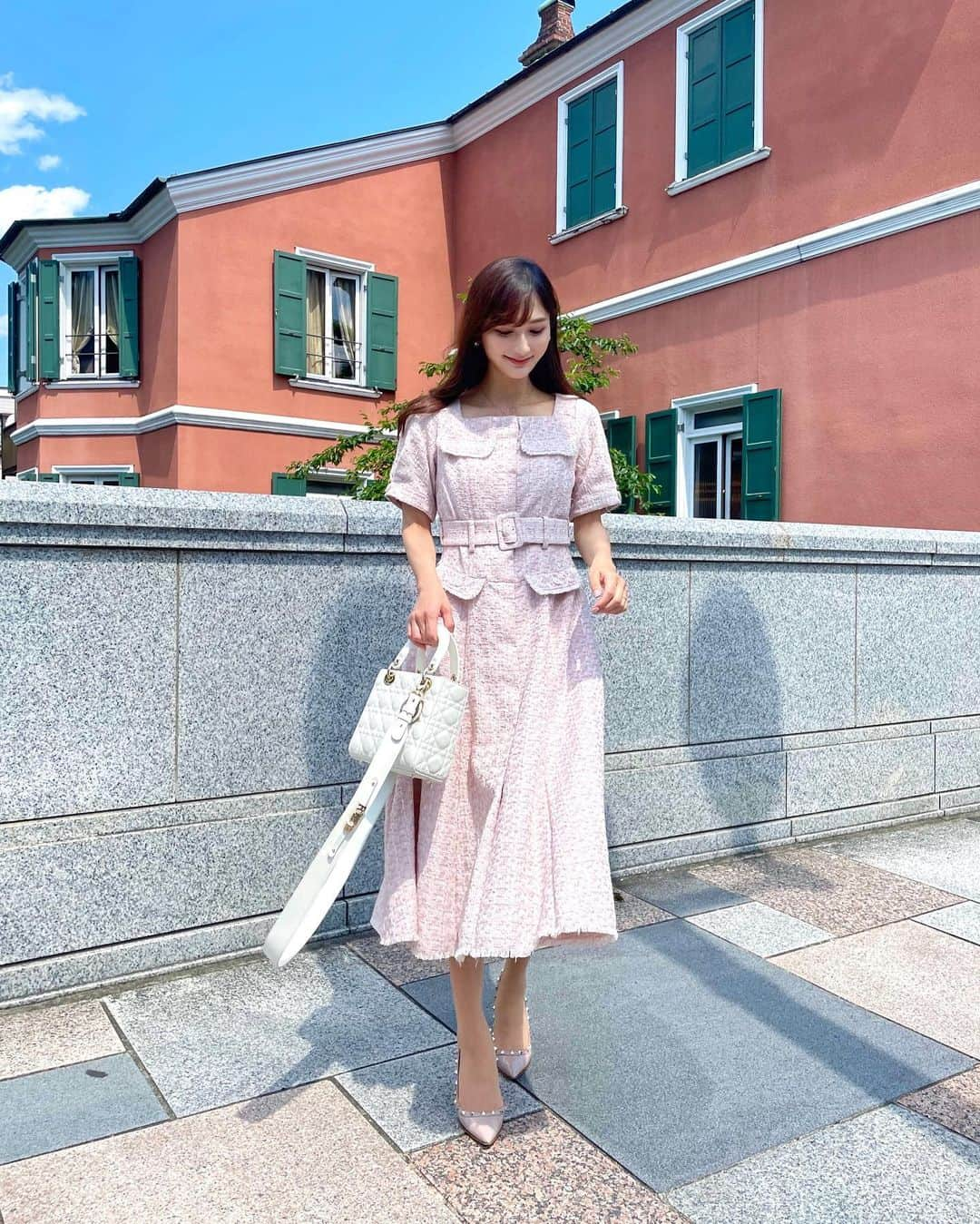 加藤瑠美さんのインスタグラム写真 - (加藤瑠美Instagram)「可愛すぎるワンピース🌷 @herlipto のClassic Tweed Belted Dressです🤍 こじはるのビジュアルを見たときから 絶対買う！と意気込んでいました😮‍💨💕 サマーツイード大好き💓 細かいところまで本当に可愛いワンピース💐  dress @herlipto #herlipto  bag @dior #dior shoes @maisonvalentino #valentino accessory @vancleefarpels #vancleefarpels  #coordinate#ootd#Japanese#japanesegirl#instafashion#rubi_fashion#ladydior#新米ママ#東京ママ#오오티디#아웃핏#年子ママ#東京ママ#男の子ママ#女の子ママ#年子育児#年子ママ#年子兄妹#レディディオール#ハーリップトゥ#ハーリップトゥー#ヴァンクリーフアーペル#ヴァンクリーフ」5月7日 17時29分 - katorubi