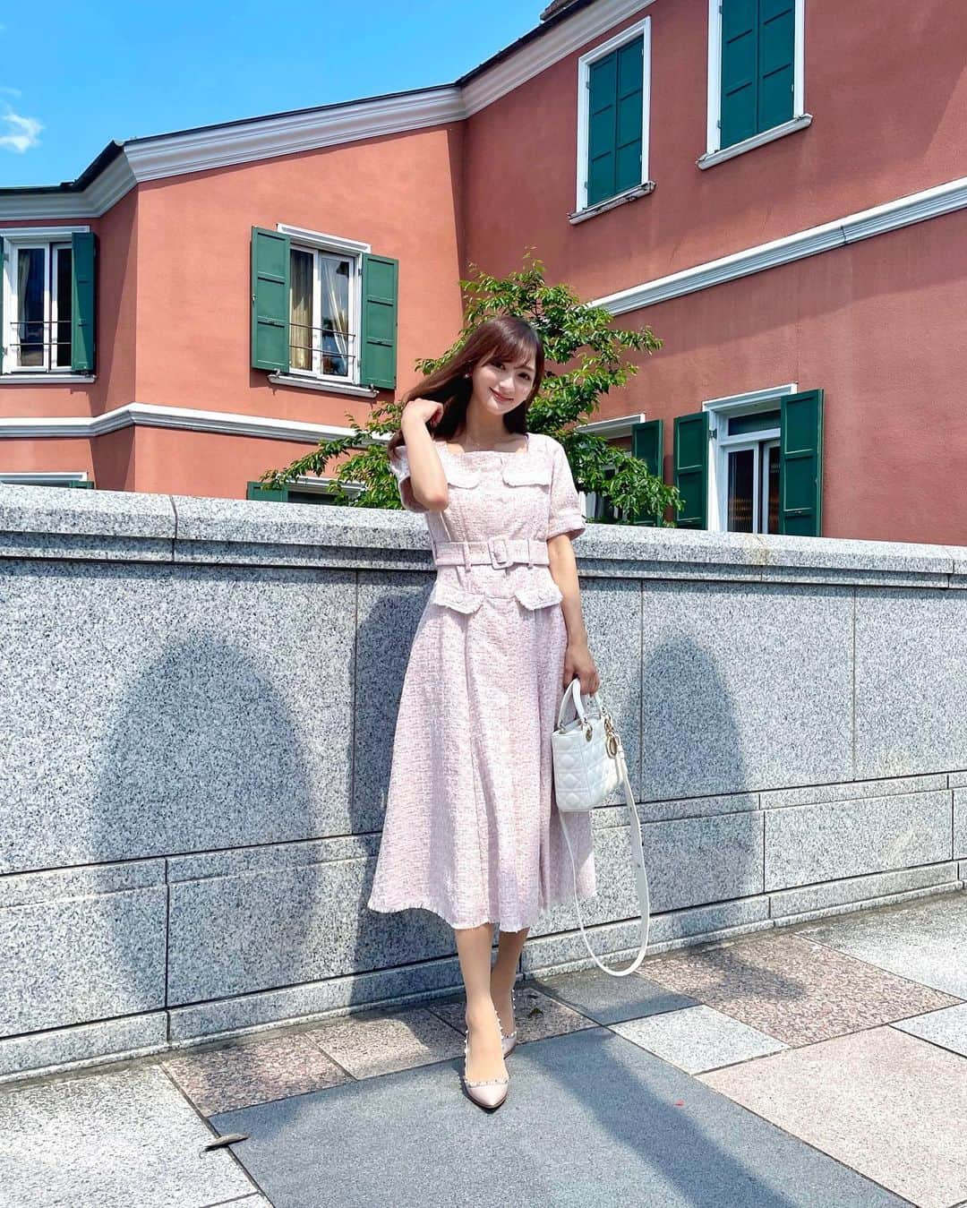 加藤瑠美さんのインスタグラム写真 - (加藤瑠美Instagram)「可愛すぎるワンピース🌷 @herlipto のClassic Tweed Belted Dressです🤍 こじはるのビジュアルを見たときから 絶対買う！と意気込んでいました😮‍💨💕 サマーツイード大好き💓 細かいところまで本当に可愛いワンピース💐  dress @herlipto #herlipto  bag @dior #dior shoes @maisonvalentino #valentino accessory @vancleefarpels #vancleefarpels  #coordinate#ootd#Japanese#japanesegirl#instafashion#rubi_fashion#ladydior#新米ママ#東京ママ#오오티디#아웃핏#年子ママ#東京ママ#男の子ママ#女の子ママ#年子育児#年子ママ#年子兄妹#レディディオール#ハーリップトゥ#ハーリップトゥー#ヴァンクリーフアーペル#ヴァンクリーフ」5月7日 17時29分 - katorubi