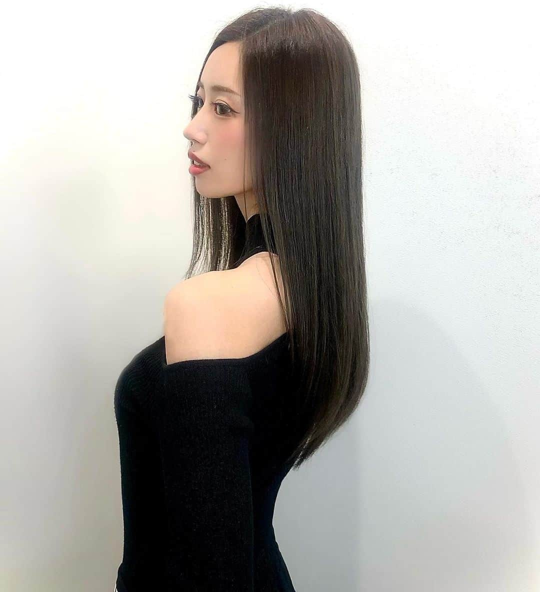 央川かこさんのインスタグラム写真 - (央川かこInstagram)「撮影のため髪を暗くしました💇‍♀️ ・ またすぐ明るくすると思うから 色味を暗くしてもらったんだけど、 透明感のある黒って感じですごい綺麗👏 ・ 三賀森さん @mikamori_tsuyoshi  ありがとうございました🙇‍♀️✨ ・ #lic #美容室 #吉祥寺 #カット #カラー #トリートメント #ストレートヘア #ヘアスタイル #美容 #レースクイーン #ラウンドガール #モデル #ダイエット #トレーニング #筋トレ #ファスティング」5月7日 17時45分 - kako.717