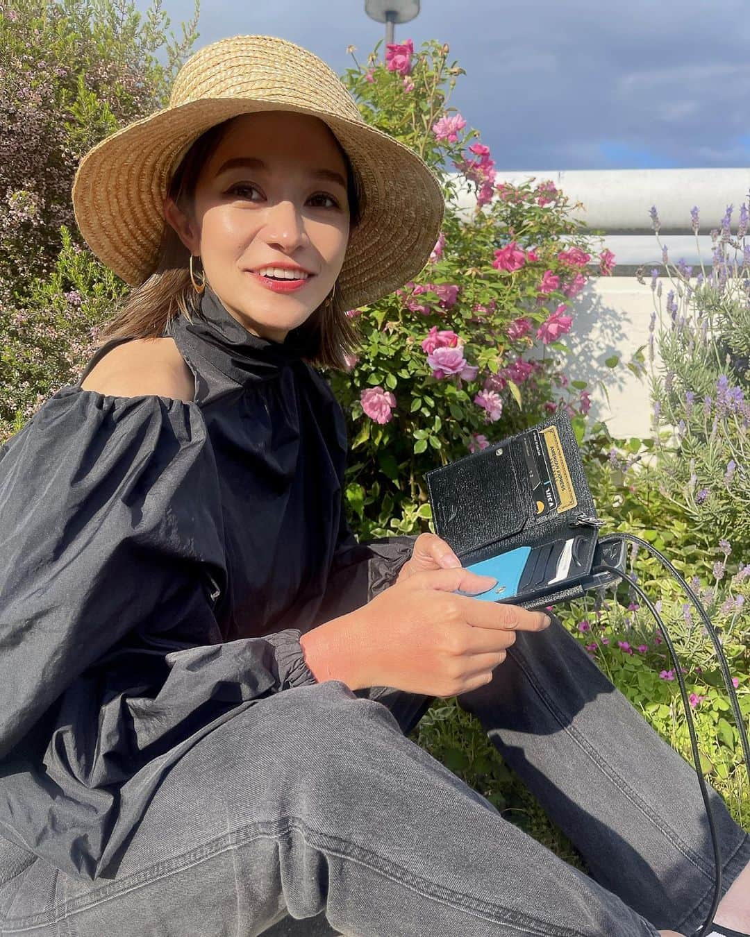 大森美知さんのインスタグラム写真 - (大森美知Instagram)「💙🖤🤍🗝 new wallet スマホ・鍵・カード・お札・小銭 1個にまとめれるお財布✨ @larcobaleno_official   ずっとこんなレザーの機能性なの探してて BLACK×TURQUOISE バイカラー✨  2022年 ブラック&ターコイズは 仕事と金運なの🥰💓  イタリア製革小物でオールレザー オールハンドメイド仕上げ✨  可愛くて嬉しい🤍🖤💙  #larcobaleno#ラルコバレーノ#イタリア#みちしふく#財布#wallet#ショルダーウォレット#fashion#BLACK#turquoise」5月7日 18時27分 - michi_oomori_official