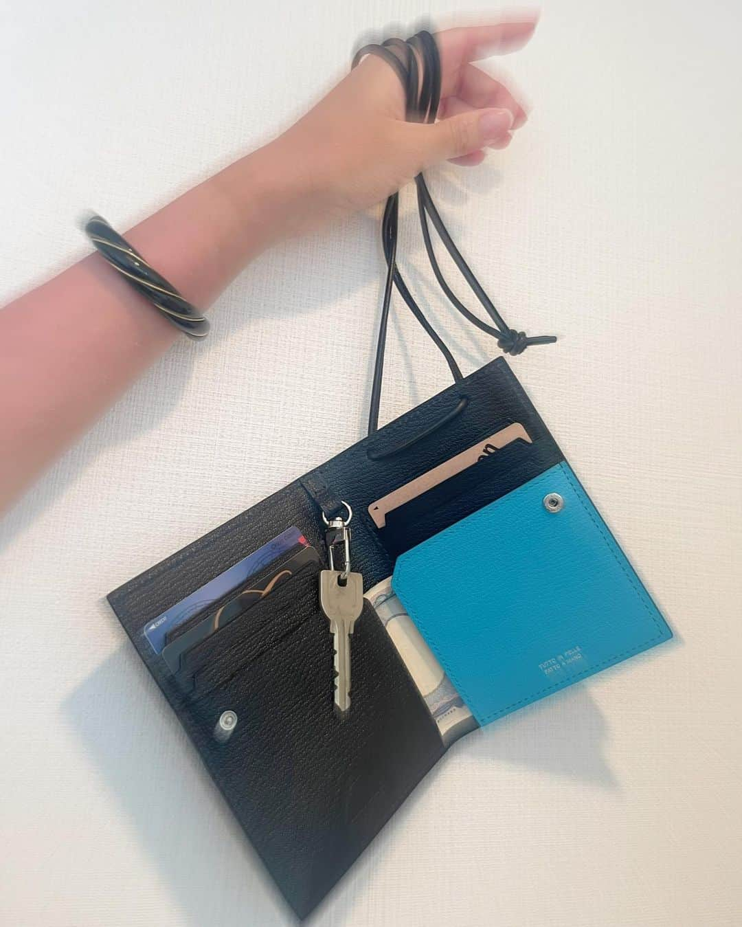 大森美知さんのインスタグラム写真 - (大森美知Instagram)「💙🖤🤍🗝 new wallet スマホ・鍵・カード・お札・小銭 1個にまとめれるお財布✨ @larcobaleno_official   ずっとこんなレザーの機能性なの探してて BLACK×TURQUOISE バイカラー✨  2022年 ブラック&ターコイズは 仕事と金運なの🥰💓  イタリア製革小物でオールレザー オールハンドメイド仕上げ✨  可愛くて嬉しい🤍🖤💙  #larcobaleno#ラルコバレーノ#イタリア#みちしふく#財布#wallet#ショルダーウォレット#fashion#BLACK#turquoise」5月7日 18時27分 - michi_oomori_official