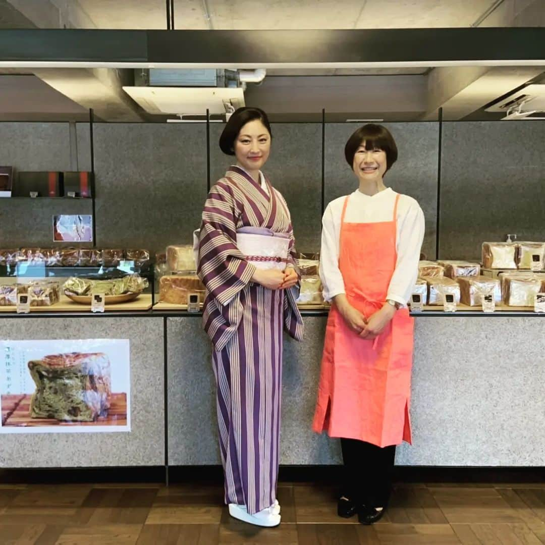 常盤貴子さんのインスタグラム写真 - (常盤貴子Instagram)「今回の京都画報は「パン」特集！！  京都というと和食のイメージがあるけれど、こんなにもパン屋さんがたくさんあって、どこも混んでいて、夜遅くまで開いている街を他に知らない。  パン好きにとってはパラダイス✨  今日はどこに行こうかしらん…と朝からワクワク。  パンのお勉強をしながら、いつからこんなにパン文化が拡がったのかも教え手頂きました✨  パンパパン♫春はパン♫  #京都画報  #kbs京都  @tokyomx.9ch  #bs11   @kamigamojinja.official  #bordeaux @shinshindo1913 @kyoto_sizuya  @boloniya1979  #喫茶マドラグ   #しれっと投稿 #うっかりウッカリ #kbs京都の放送終わってやんした😅💦 #うっかりウッカリ   #今回の帯めちゃくちゃ可愛かったぁぁぁ #スワトウですと！ #もちろん長谷川さん @hase5111  #桜が満開の京都でした✨」5月7日 18時53分 - takakotokiwa_official