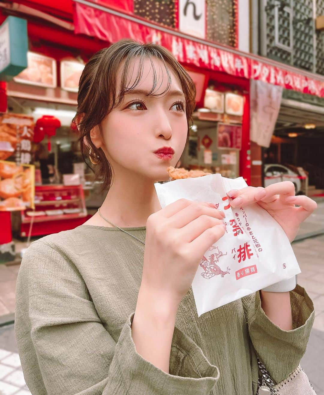 引地裕美さんのインスタグラム写真 - (引地裕美Instagram)「食べたかったものを食べる日々🫶🏻♥️🐼  顔より大きいのは勇気が出なくて選べなかったから 少し小さめの #ダージーパイ 🍗🇹🇼  毎日お腹がパンパンです😌🌷🌷  #横浜中華街 #大鶏排 #台湾グルメ  #引地裕美 #モデル #rq #レースクイーン #UMine #jpn #일본  #ゆうみ服 #오오티디　 #얼스타그램 #照片 #粉我  #패션스타그램 #데일리코디 #패션 #时装 #셀카」5月7日 19時37分 - yuumihikichi