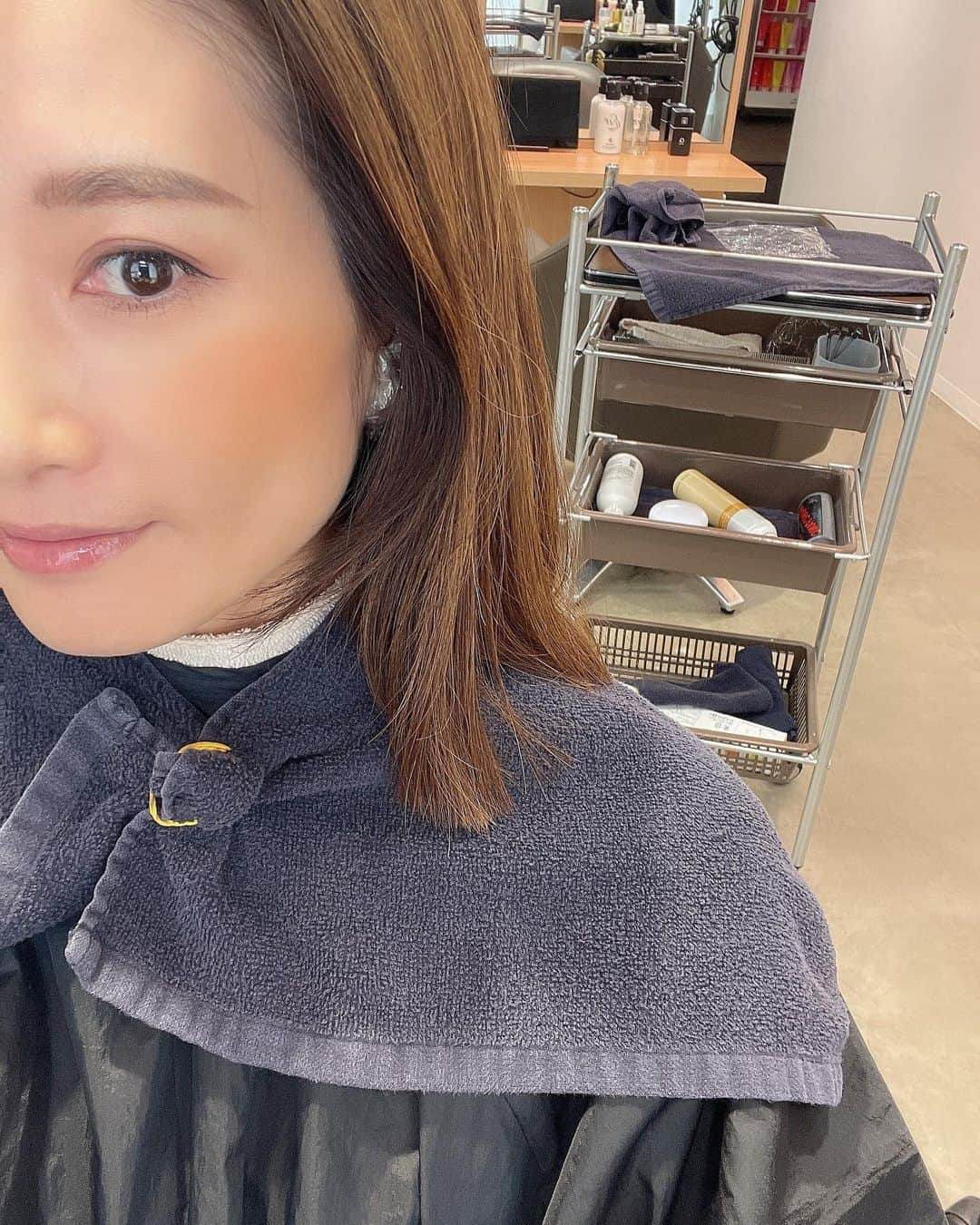 KAORI.OMURA 大村香織さんのインスタグラム写真 - (KAORI.OMURA 大村香織Instagram)「久々にイメチェンを✂️ ボブの自分に合うのは久しぶりです☺︎ シャンプーと乾かすのが楽ー♡✌️ ・　 バッサリ切る機会をくれた　@matsuharu_evoke さん、ありがとうございました✨ ・  松島さんのYouTubeチャンネルで紹介してくださってます☺︎ ・ しばらくボブ生活を楽しみたいと思います✨ ・ 15から20センチカット✂️ ・ #ボブ#ボブヘアー #40代ヘアスタイル #４０代 #43歳 #ハイライト#髪型 #愛犬#ヨーキー#ヨークシャテリア#わんこ #hairstyle #hair #イメチェンカット #ヘアカット #evoke#イメチェン」5月7日 20時26分 - kaori.omura