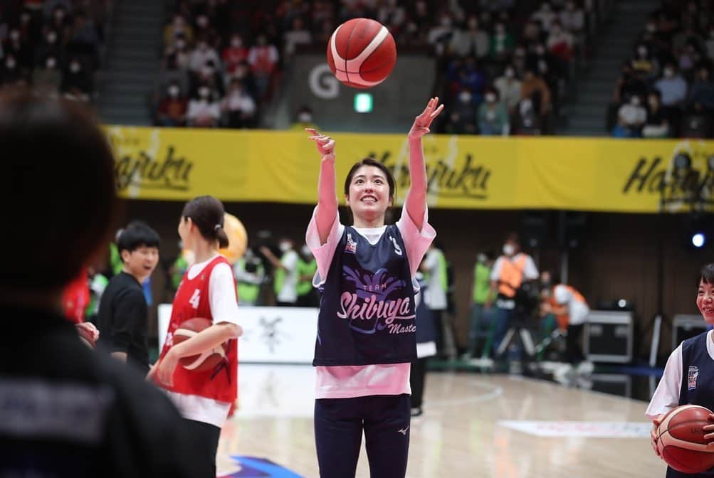 栗原文音さんのインスタグラム写真 - (栗原文音Instagram)「. 【Wリーグオールスター2021-2022 in代々木🏀】 シューティング王決定戦に たくさんのアスリートの方々と参加させてもらいました✨  プロのバスケット選手のみなさんの前でのシュート…笑 かなり緊張しましたが、とーっても楽しかったです😍 その後はオールスター戦を観戦👏 プロ選手のプレーの凄さに圧倒🥹  お客さんも満員で、選手みんなで盛り上げ作り上げている素敵なイベントでした！ 参加させていただきありがとうございました🥺💓  写真提供 Wリーグ @w_league_official   #wリーグオールスター #シューティング王決定戦 #バスケットボール #スポーツ」5月7日 21時50分 - ayane0927