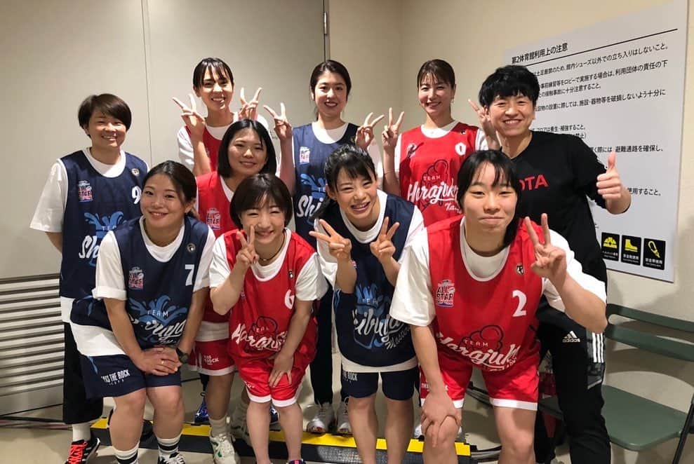 栗原文音さんのインスタグラム写真 - (栗原文音Instagram)「. 【Wリーグオールスター2021-2022 in代々木🏀】 シューティング王決定戦に たくさんのアスリートの方々と参加させてもらいました✨  プロのバスケット選手のみなさんの前でのシュート…笑 かなり緊張しましたが、とーっても楽しかったです😍 その後はオールスター戦を観戦👏 プロ選手のプレーの凄さに圧倒🥹  お客さんも満員で、選手みんなで盛り上げ作り上げている素敵なイベントでした！ 参加させていただきありがとうございました🥺💓  写真提供 Wリーグ @w_league_official   #wリーグオールスター #シューティング王決定戦 #バスケットボール #スポーツ」5月7日 21時50分 - ayane0927