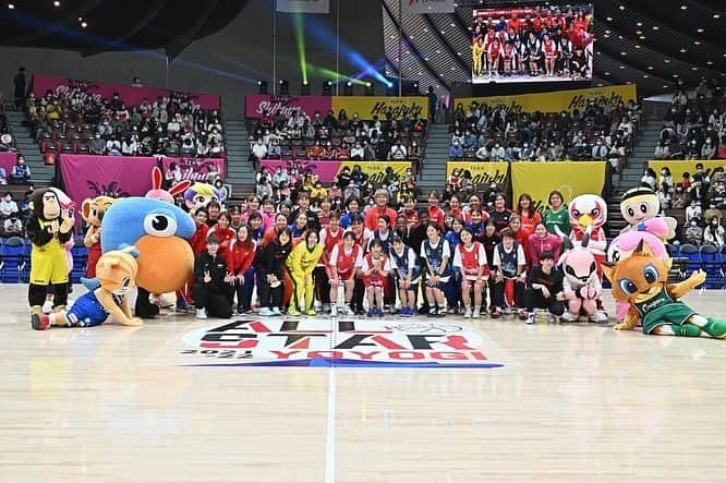 栗原文音さんのインスタグラム写真 - (栗原文音Instagram)「. 【Wリーグオールスター2021-2022 in代々木🏀】 シューティング王決定戦に たくさんのアスリートの方々と参加させてもらいました✨  プロのバスケット選手のみなさんの前でのシュート…笑 かなり緊張しましたが、とーっても楽しかったです😍 その後はオールスター戦を観戦👏 プロ選手のプレーの凄さに圧倒🥹  お客さんも満員で、選手みんなで盛り上げ作り上げている素敵なイベントでした！ 参加させていただきありがとうございました🥺💓  写真提供 Wリーグ @w_league_official   #wリーグオールスター #シューティング王決定戦 #バスケットボール #スポーツ」5月7日 21時50分 - ayane0927