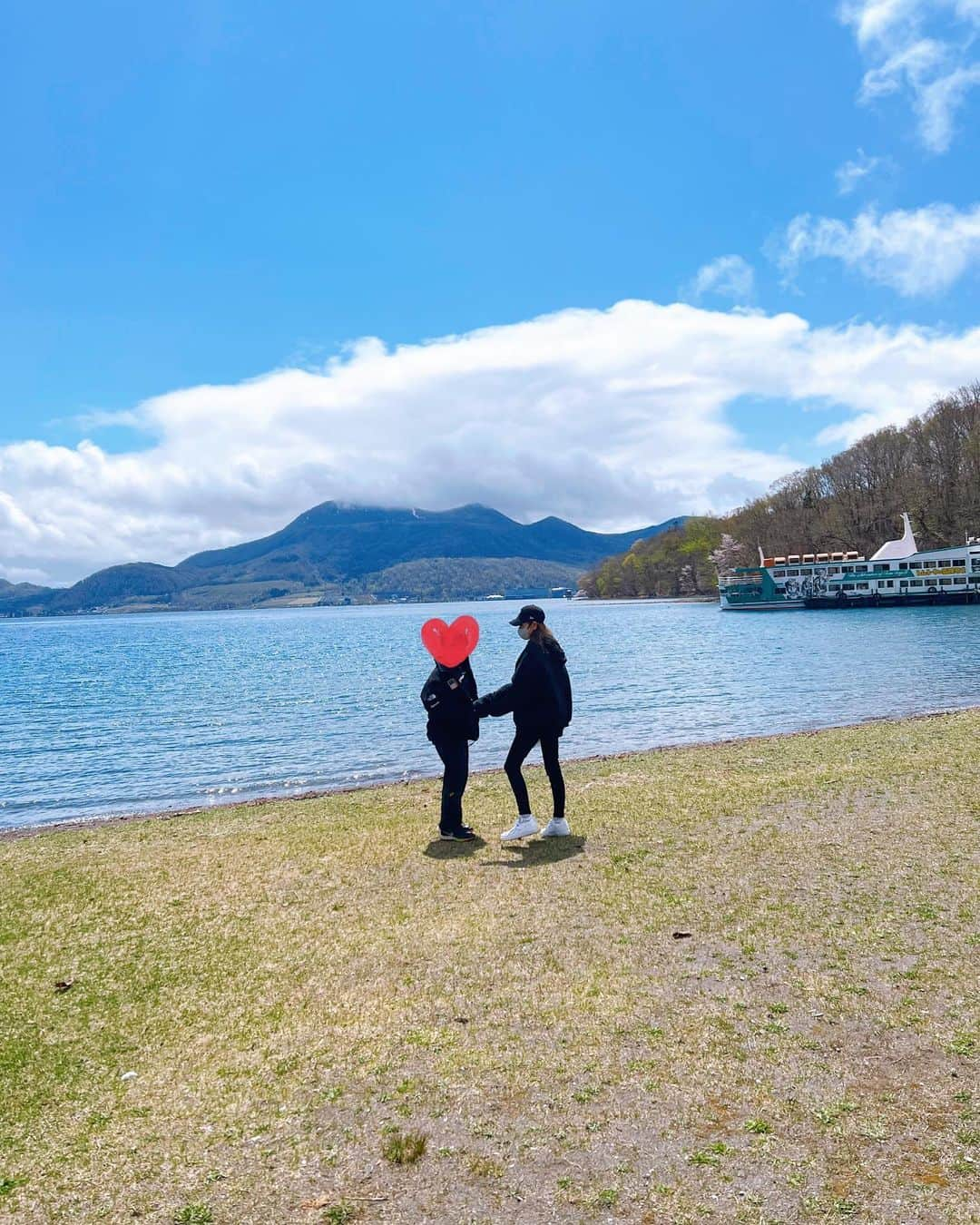 美香さんのインスタグラム写真 - (美香Instagram)「北海道屈指のパワースポット 洞爺湖に浮かぶ中島。 子宝に恵まれますようにと 11年前に訪れ、翌月妊娠😳  中島に行く前にその話を息子に教えたら 「元気に生まれてきました。ありがとうございました。」とご神木に挨拶をしていて、じーんとしました。  とっても気持ちのいい場所。 次はお弁当を持ってゆっくりすごしたいな🌸🌼🌸  #洞爺湖 #パワースポット」5月7日 21時54分 - mikaofficial99