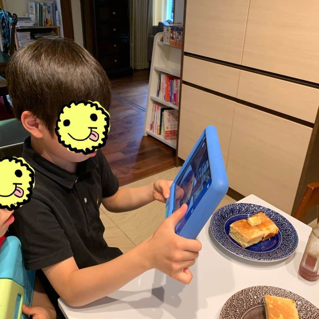 小倉優子さんのインスタグラム写真 - (小倉優子Instagram)「今日のお昼ご飯は、 長男がパンケーキと キュウリとハムのサラダを作ってくれました😊✨  私はパンケーキは丸いと思い込んでいましたが、四角いパンケーキとは子供の思考力は素晴らしいと思いました✨✨  ひっくり返すところを見逃してしまいましたが、思ってたより楽にひっくり返せたみたいです🌟  すっかり料理にハマっている長男✨✨ 最後は、写真も撮っていました❣️❣️  卵焼きのフライパンで焼くと 一気に焼けて、時短にもなるなぁと 長男から学ばせてもらいました💕」5月7日 22時08分 - ogura_yuko_0826