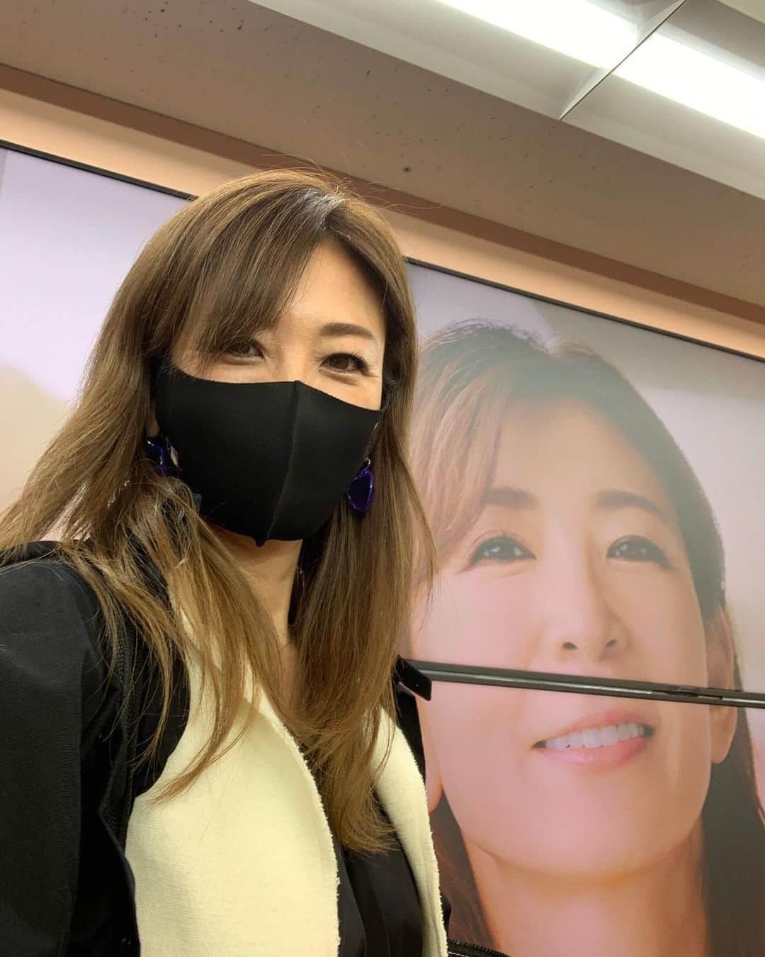 中島史恵さんのインスタグラム写真 - (中島史恵Instagram)「昨日はトレカイベントにお越しくださってありがとうございました😊。昨日の衣装は『ヨガの陰陽をイメージしたブラック&ホワイト』をテーマにしてみました🌟。いかがでしたでしょうか？  またお話をお伺いすると、なんと遠く関西の方からもお越し下さってら方もいらして。またシェイプの頃からずっと応援下さる皆様も多く💦感無量でした🌟。お土産に直筆メッセージまで💦ありがどうございました💜。  皆さんには手袋付けて頂いた状態ではありましたが、コロナ禍になって初の握手もさせて頂けるように、感謝の気持ちを込めてお一人お一人しっかり握手させて頂きました❤️。ソフマップではトークショーで皆さんとお話出来て楽しかったです😊。  改めて沢山皆さんご購入下さりありがとうございます💜。生KISS💋は４００枚ですがお手元に届きましたでしょうか？もし重なってしまってたり、足りないところはぜひ私のFacebookやインスタを使って頂き、ファンの皆さんどうしでもトレード頂けたら嬉しいです。そして1人でも多くの皆さんに全ての私をコンプリートして頂けたら嬉しいです😊⭐️。  昨日は皆さんからパワーを頂き、朝から元気いっぱいです❤️。今からレッスン行ってきまぁす！avityはごめんなさい💦女性専用スタジオなので、ぜひお声頂いた男性の皆様もヨガ出来る機会を今、スタッフさんと考えてますので😊。改めめして、沢山の中から私を見つけて下さりありがとうございます💜。応援下さる皆様のお陰でタレント中島史恵❤️が頑張れます！これからも初心忘れず、芸能のお仕事もますます頑張って参りますので今後とも末長くよろしくね⭐️。また６月に新宿でお逢いしましょう⭐️。今日も素敵な一日をお過ごし下さいね！ちなみに昨日の私服もブラック&ホワイトでした😊。  #もしかして投稿が２つになっちゃってるかも💦ごめんなさい #こちらは５枚の写真付きなのでこちらもみてね💜 #昨日は本当にありがとうございました！ #また６月にお逢いしましょう😊 #逆メソッドヨガ #逆メソッド養成ヨガコースは７月から #ヒューマン横浜校にて開講 #全ては陰陽バランス #全てにいい悪いを自分の感情やその時の状況でいい悪いつけずに #常に前向きな気持ちで  Thank you for coming to the Treka event yesterday😊."When I talked to them, they came from far away from Kansai, and there were many people who supported me from the time of the shape 💦 I was so touched 🌟."Souvenirs and even handwritten messages 💦 Thank you 💜.  "Everyone was wearing gloves, but each one of us shook hands with thanks so that we could shake hands for the first time due to the corona disaster ❤️"It was fun to talk to you on a talk show on Sofmap😊  Thank you again for purchasing so many of us.I have 400 pieces of raw KISS💋, but have you received them?I would be happy if you could use my Facebook and Instagram to trade and let as many people as possible complete me 😊⭐ 。.  "Everyone gave me power, and the weather was nice, so I've been full of energy since this morning ❤️."I'm going to the lesson now!I'm sorry about avity 💦 It's a studio exclusively for women, so I'm thinking about the opportunity for all the men who asked me to do yoga with the staff now 😊.Once again, thank you for finding me among so many💜Thanks to everyone who supports us, talent Shie Nakajima❤️ can do her best!I will continue to work harder and harder in the entertainment industry, so please continue to support me for a long time ⭐ 。.」5月8日 7時35分 - fumielove0614