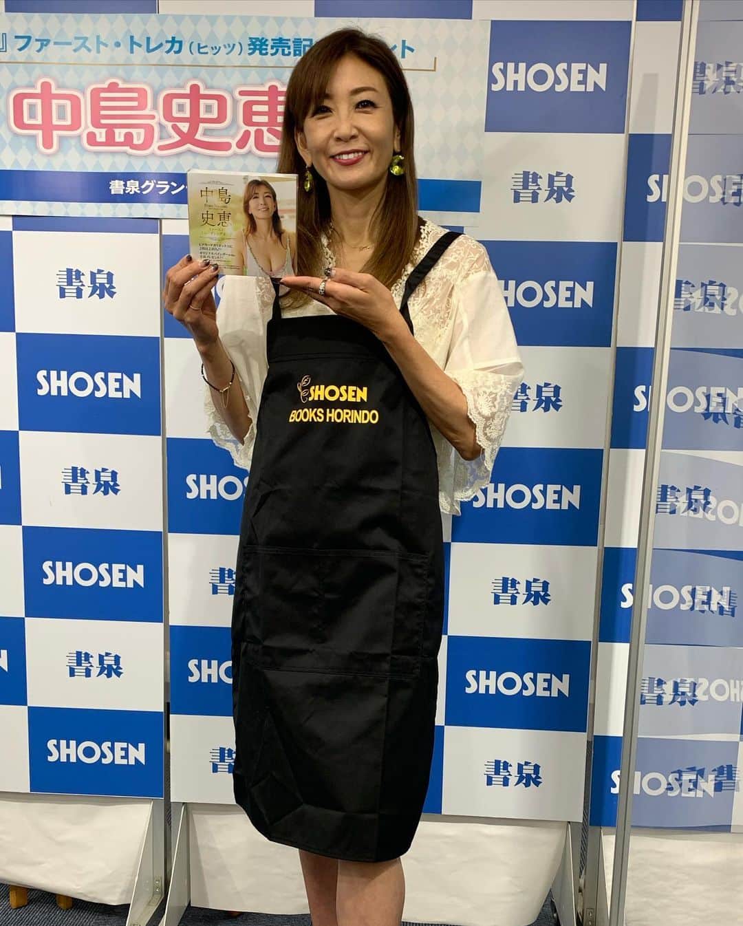 中島史恵さんのインスタグラム写真 - (中島史恵Instagram)「昨日はトレカイベントにお越しくださってありがとうございました😊。昨日の衣装は『ヨガの陰陽をイメージしたブラック&ホワイト』をテーマにしてみました🌟。いかがでしたでしょうか？  またお話をお伺いすると、なんと遠く関西の方からもお越し下さってら方もいらして。またシェイプの頃からずっと応援下さる皆様も多く💦感無量でした🌟。お土産に直筆メッセージまで💦ありがどうございました💜。  皆さんには手袋付けて頂いた状態ではありましたが、コロナ禍になって初の握手もさせて頂けるように、感謝の気持ちを込めてお一人お一人しっかり握手させて頂きました❤️。ソフマップではトークショーで皆さんとお話出来て楽しかったです😊。  改めて沢山皆さんご購入下さりありがとうございます💜。生KISS💋は４００枚ですがお手元に届きましたでしょうか？もし重なってしまってたり、足りないところはぜひ私のFacebookやインスタを使って頂き、ファンの皆さんどうしでもトレード頂けたら嬉しいです。そして1人でも多くの皆さんに全ての私をコンプリートして頂けたら嬉しいです😊⭐️。  昨日は皆さんからパワーを頂き、朝から元気いっぱいです❤️。今からレッスン行ってきまぁす！avityはごめんなさい💦女性専用スタジオなので、ぜひお声頂いた男性の皆様もヨガ出来る機会を今、スタッフさんと考えてますので😊。改めめして、沢山の中から私を見つけて下さりありがとうございます💜。応援下さる皆様のお陰でタレント中島史恵❤️が頑張れます！これからも初心忘れず、芸能のお仕事もますます頑張って参りますので今後とも末長くよろしくね⭐️。また６月に新宿でお逢いしましょう⭐️。今日も素敵な一日をお過ごし下さいね！ちなみに昨日の私服もブラック&ホワイトでした😊。  #もしかして投稿が２つになっちゃってるかも💦ごめんなさい #こちらは５枚の写真付きなのでこちらもみてね💜 #昨日は本当にありがとうございました！ #また６月にお逢いしましょう😊 #逆メソッドヨガ #逆メソッド養成ヨガコースは７月から #ヒューマン横浜校にて開講 #全ては陰陽バランス #全てにいい悪いを自分の感情やその時の状況でいい悪いつけずに #常に前向きな気持ちで  Thank you for coming to the Treka event yesterday😊."When I talked to them, they came from far away from Kansai, and there were many people who supported me from the time of the shape 💦 I was so touched 🌟."Souvenirs and even handwritten messages 💦 Thank you 💜.  "Everyone was wearing gloves, but each one of us shook hands with thanks so that we could shake hands for the first time due to the corona disaster ❤️"It was fun to talk to you on a talk show on Sofmap😊  Thank you again for purchasing so many of us.I have 400 pieces of raw KISS💋, but have you received them?I would be happy if you could use my Facebook and Instagram to trade and let as many people as possible complete me 😊⭐ 。.  "Everyone gave me power, and the weather was nice, so I've been full of energy since this morning ❤️."I'm going to the lesson now!I'm sorry about avity 💦 It's a studio exclusively for women, so I'm thinking about the opportunity for all the men who asked me to do yoga with the staff now 😊.Once again, thank you for finding me among so many💜Thanks to everyone who supports us, talent Shie Nakajima❤️ can do her best!I will continue to work harder and harder in the entertainment industry, so please continue to support me for a long time ⭐ 。.」5月8日 7時35分 - fumielove0614