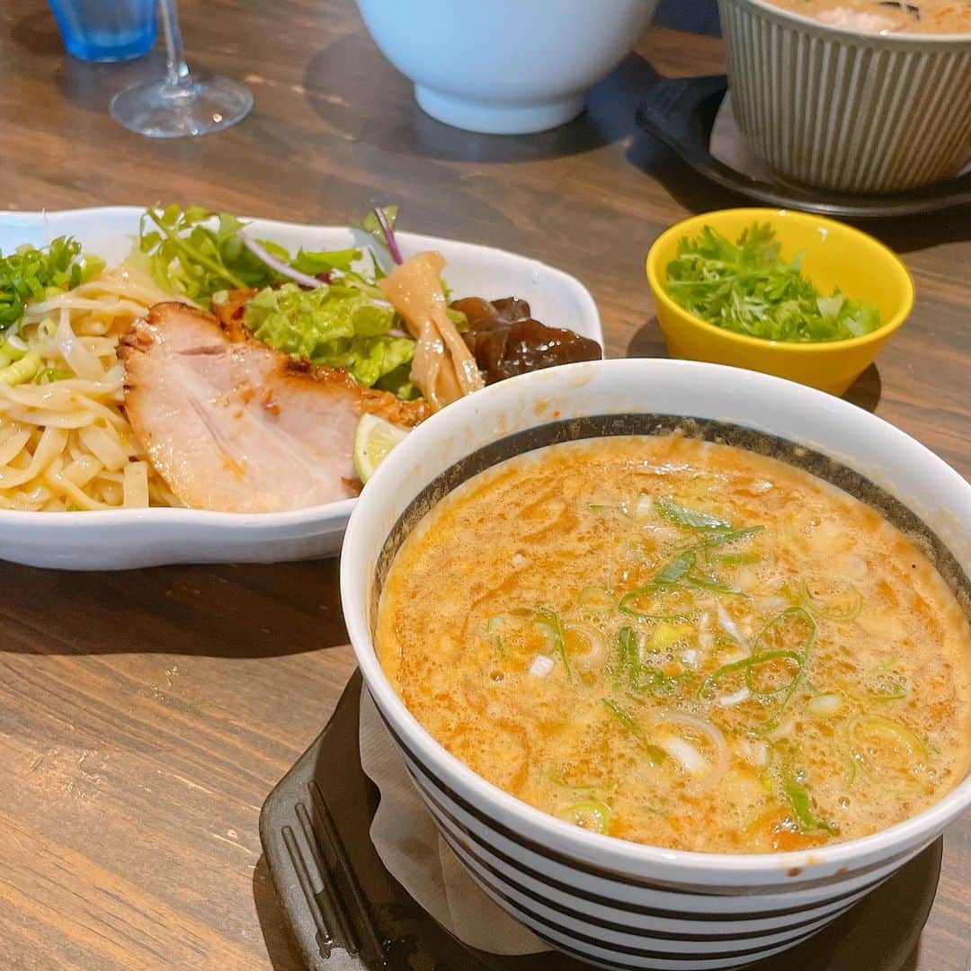 葉月里緒奈さんのインスタグラム写真 - (葉月里緒奈Instagram)「期間中に食べられて良かった『一閑人』　@ichikanjin の坦々つけ麺。 半分くらい食べたところで肉味噌をスープに入れて味変。 一度で二度で美味しい、この坦々麺好きだわ〜。 #麺好き#麺すたぐらむ #麺スタグラム#一閑人#らーめん一閑人#一閑人鎌倉#坦々つけ麺#チャーシュー増し #パクチートッピング#青唐つけ麺#白ワインロック#朝は雨だったから#お友達から頂いた #キラキラ傘の出番#可愛いくてテンション上がる #ありがとう❤️ #夫が撮ってくれた#奇跡的に使える一枚#rionahazuki」5月8日 10時56分 - riona_hazuki