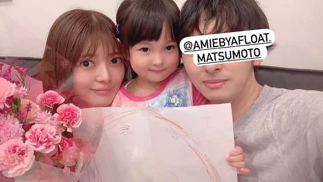 大知めぐみさんのインスタグラム写真 - (大知めぐみInstagram)「#母の日 #mothersday ⸜🌷︎⸝‍ ⁡ 昨夜仕事から帰宅したパパがめちゃんとサプライズしてくれました💐‪‪𓈒𓏸໒꒱ ⁡ この前のお休みの日に私が買い物に行ってる間、2人で似顔絵とメッセージを描いて準備してくれてたんだって☺️💓 嬉しかったーっ!!😆💕 ⁡ The昭和男なパパがお付き合いしていた時には考えられないくらいの優男に🤭💓笑 (↑怒られそうww) 本当にありがとう☺️🙏🏻✨ ⁡ 毎年お風呂上がりの写真で私はボサボサだけどw ドライヤーしてお部屋に戻ったら、めちゃんはパパにリクエストして可愛い髪型にしてもらってました👧🏻💓 パパと娘の姿にほっこり♡笑 ⁡ #家族の日 #感謝 🙏🏻✨  ⁡ ⁡ ⁡ ⁡ ⁡ ⁡ ⁡ ⁡ ⁡ #母の日プレゼント #母の日の贈り物 #母の日ギフト #家族写真 #家族 #花束 #カーネーション #30代ママ #年少 #娘 #育児 #子供 #子供のいる暮らし #こども  #こどものいる暮らし#3歳 #主婦#女の子のママ #followｍe  #ママ #육아스타그램 #육아 #육아소통 #육아맘 #맘스타그램」5月8日 13時31分 - megmeg0715