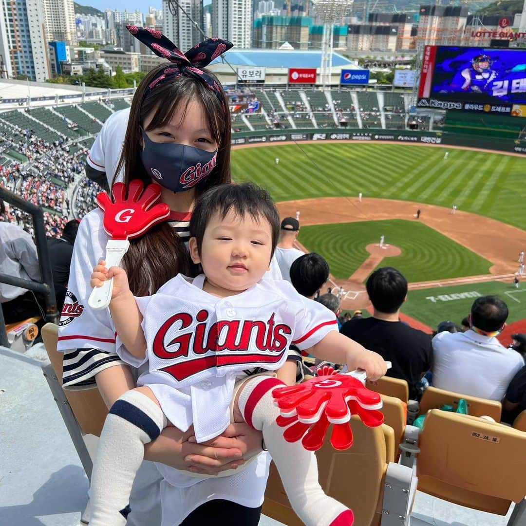 ジェウンさんのインスタグラム写真 - (ジェウンInstagram)「#롯데삼성전 오늘도 승리요정 왔습니다~~! 날씨좋고 바람좋고..😆 오늘은 롯데 이기자~~🔥  . . #재은#로윤 #롯데자이언츠 #최강롯데 #사직구장 #승리요정 #야구장직관」5月8日 14時17分 - jaen_mom