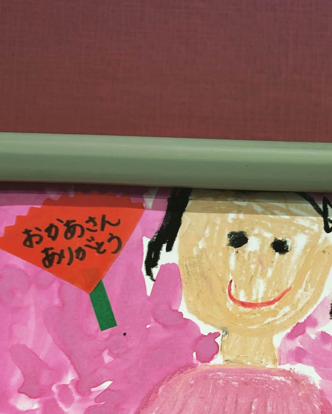 長澤奈央さんのインスタグラム写真 - (長澤奈央Instagram)「母の日は息子とデート。 映画見て買い物してランチして。 2人でお出かけなんて何年振りでしょうか。 いつものお出かけバタバタでゆっくり会話もできないからこういう時間って大事だなーと。 娘からは幼稚園で製作したプレゼントを頂きました。 可愛い似顔絵も嬉しい。 幸せでニヤニヤが止まらない母でした。 #母の日 #三児の母 #息子とデート」5月8日 15時48分 - nagasawana_official