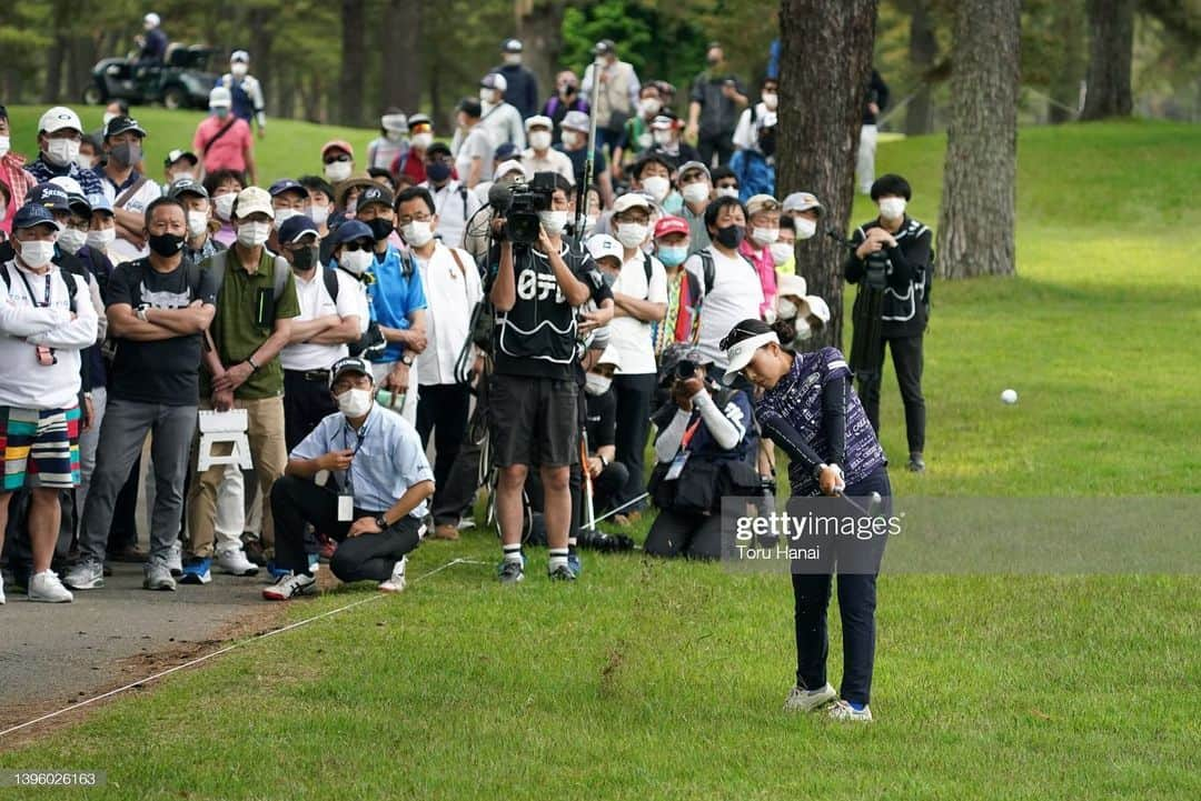 青木瀬令奈さんのインスタグラム写真 - (青木瀬令奈Instagram)「. 応援ありがとうございました！⛳️ #ワールドレディスチャンピオンシップサロンパスカップ  #茨城ゴルフ倶楽部  . 今週は沢山のギャラリーの皆様が 会場に足を運んでくださり 改めて有観客での開催 とても楽しかったです🌟 応援に来てくださった皆さん ありがとうございました！😊🙏 . 優勝に手が届かず、悔しいです🥺 もう少し面白くしたかったなー🥺 今日は18ホールずっと自分自身に 発破をかけてましたが 後半は自分がボギー打ったりして 追いかけてる方なのに 何やってんのーって 悔しすぎました😂 . また優勝できるように 今回の反省点、良かった点を 大西コーチと振り返り 今後に繋げていきたいと思います🔥 #前進あるのみ  . 最後に、 優勝したみゆうちゃん( @miyuu__golf ) キャディのまつさん メジャー優勝本当におめでとう！🤩⛳️🏆 先越されたー！！！🥺笑 でも、トップに立ってから3日間 ずっとずっと苦しかったと思うけど 最後まで安定したプレーで バーディ取り返してくるし ボギー打たないし 最高だったよ🤣🤣 ゆっくり休んでね😊🌟 . #jlpga  #golf  #女子ゴルフ　 #ゴルフ　 . @dunlopgolf_official  @healcreek_official  @richardmille  @eyevol_official  @landroverjpn  @oki_denki  #m&a cloud  . @eccogolf  @iomic_official  @ustmamiyajapan  @nipponshaft_japan  @odysseygolf  @grind.studio.golf.0606  @bandel_official  #thankyou」5月8日 18時17分 - serenaaoki_official