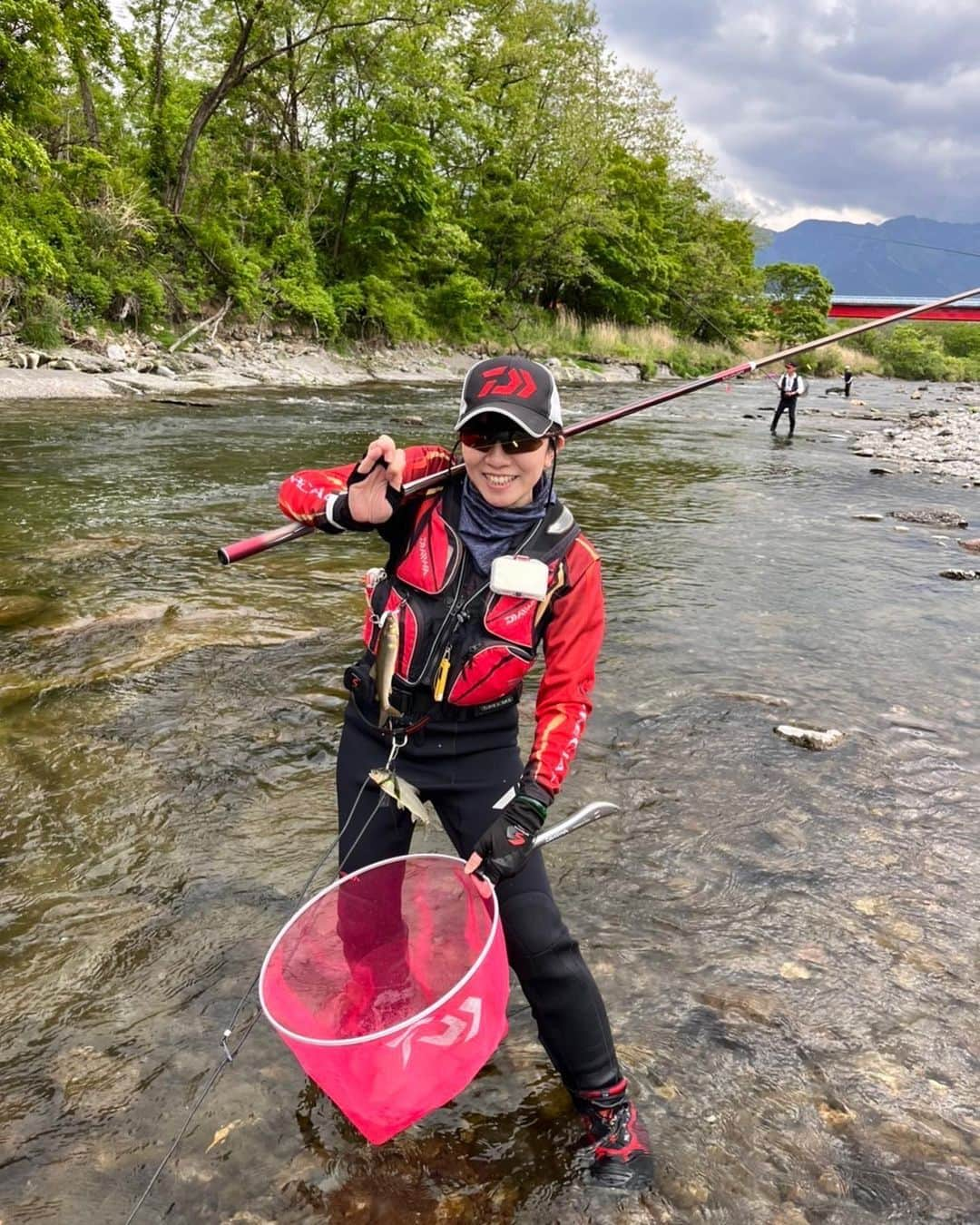 広川ひかるさんのインスタグラム写真 - (広川ひかるInstagram)「GWは鮎釣り解禁🎣 鮎釣り仲間のおかげで楽しい時間をありがとう🎶 いつも皆んな親切に見守ってくれる🙏感謝 昨年と一昨年はコロナ自粛で2日間づつしか鮎釣り出来なかったけど今年はすでに3日間も鮎釣り出来た🎶 次回はいつ行けるかな〜 、 #hikaruhirokawa  #鮎釣り #鮎 #荒川 #fishing」5月8日 18時22分 - hikaru_hirokawa