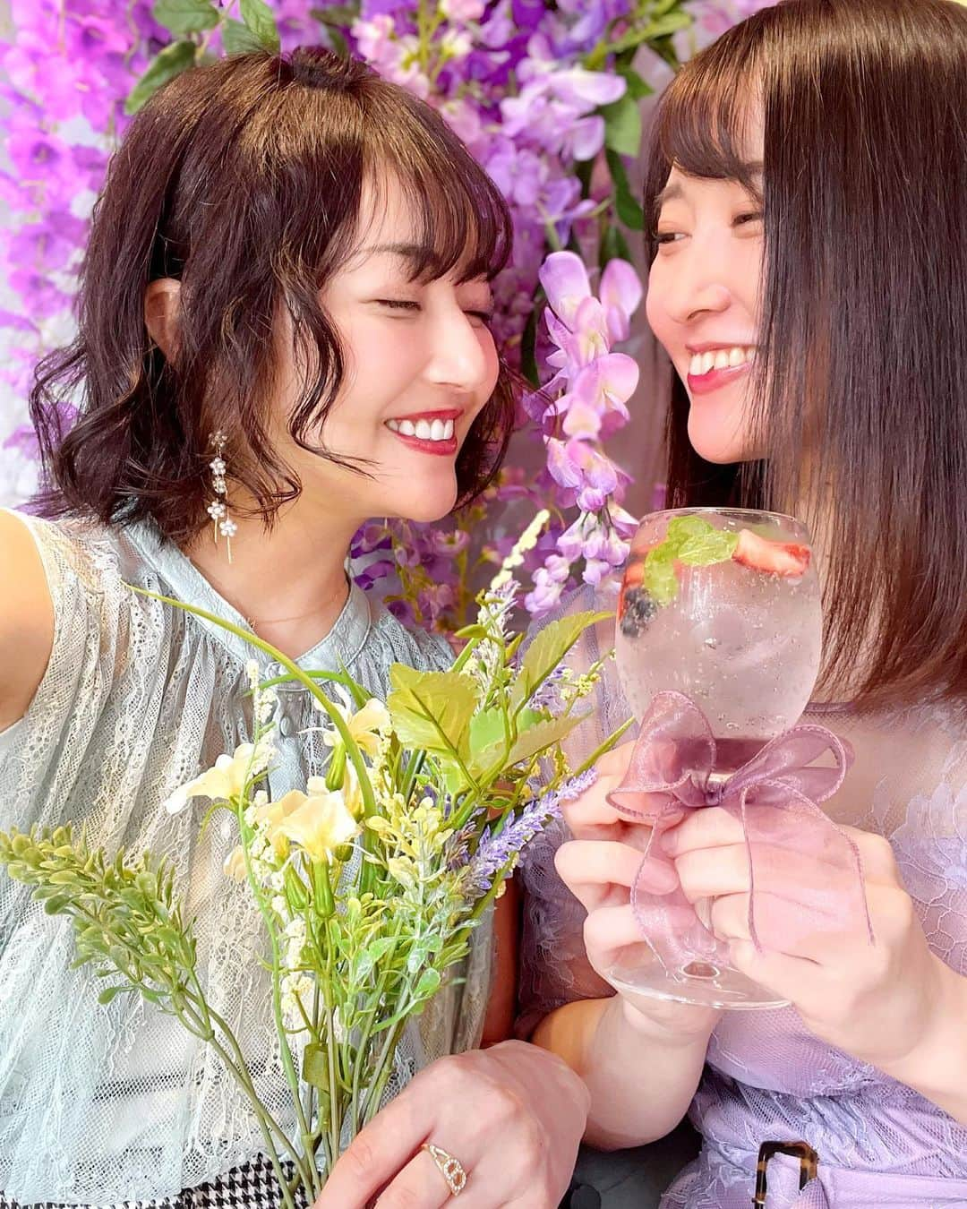 新藤まなみさんのインスタグラム写真 - (新藤まなみInstagram)「⁡ ⁡ ⁡ さっちゃん　@sa1114chi  と、ずっとずっと行きたかった 𝕙𝕒𝕦𝕥𝕖 𝕔𝕠𝕦𝕥𝕦𝕣𝕖 𝕔𝕒𝕗𝕖🌷💜  @hautecouturecafe_official  ⁡ 桜のアフティは終わっちゃってたけど 藤の花のアフティもめちゃんこ可愛かった〜✨ ⁡ 店内とにかく可愛いからどこで撮っても映える😻💜 いくつになってもかわいいもの好きです。笑 ⁡ #hautecouturecafe #オートクチュールカフェ #中目黒 #映えカフェ #アフティ　#アフタヌーンティー　#カフェ #中目黒カフェ　#女子会　#女子会カフェ　#インスタ映え」5月8日 18時37分 - manami_official_