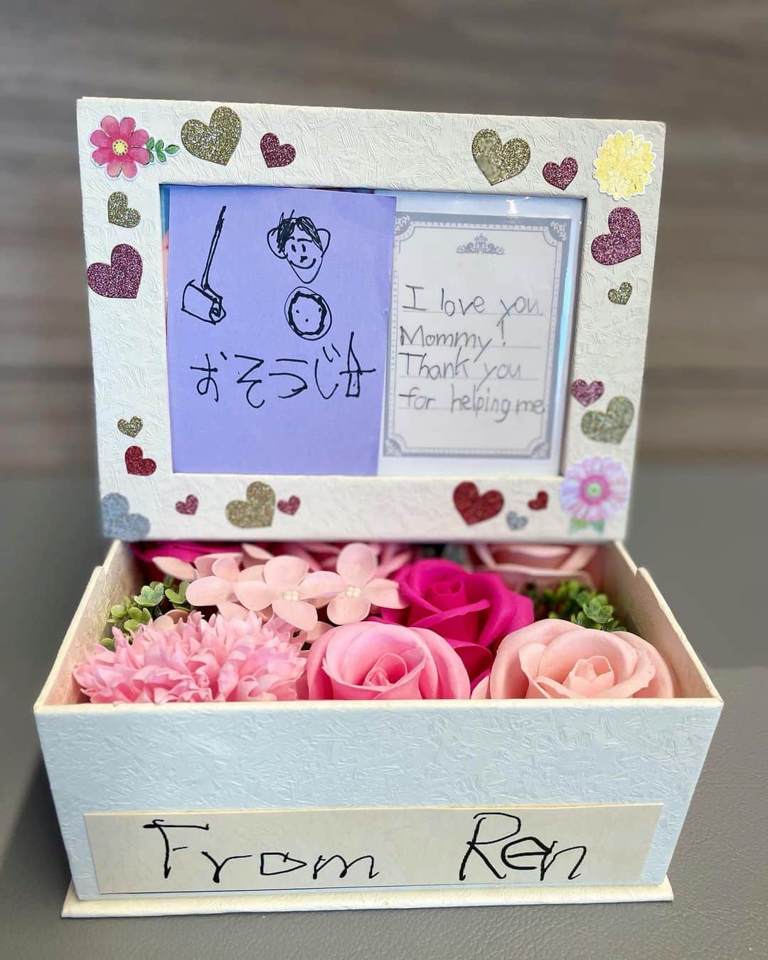 石塚錬さんのインスタグラム写真 - (石塚錬Instagram)「. 👦💬「ママ、いつもありがとう👩🌹💐」 #今年は一本ずつ色を選んだカーネーションの花束とバラの石鹸ボックスをプレゼントしたよ🎁🥳💐 #手づくりおそうじ券もついてます🎟✨🧹 . 👦💬「Thanks for everything, Mom👩🌹💐」 #This year I gave a bouquet of carnations and a soap box of roses as a gift🎁🥳💐 #I made a coupon gift of Cleaning🎟✨🧹 . #母の日 #カーネーション #お手伝い券 #ローズ #石鹸 #MOTHER'SDAY #CARNATION#COUPONGIFT #ROSE #SOAP #어버이날 #카네이션 #심부름 쿠폰 #장미 #비누 #วันแม่ #ดอกคาร์เนชั่น #Hari Ibu #Anyelir #母亲节 #康乃馨 #石塚錬 #成長日記 #ishizukaren #renishizuka #이시즈카렌」5月8日 18時59分 - ishizuka_ren