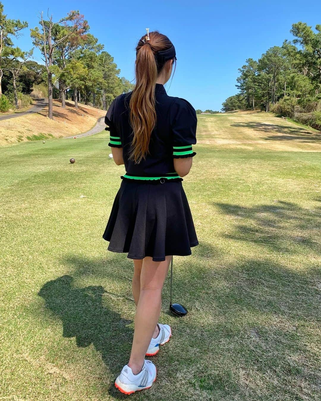 とくさきさんのインスタグラム写真 - (とくさきInstagram)「宮崎でのプライベートラウンドのウェア💕⛳️ . トップス: @chucuchu_official  スカート: @chucuchu_official  サンバイザー: @chucuchu_official  シューズ: @adidasgolf  . ウェアはchucuchの2022SSの新作でした🖤💚蛍光緑の2本ラインが可愛い😍 . ⚪️からのラウンドだと残念ながらほぼパーオンしないから、寄せワンばっかり🤣笑 .  #ゴルフ#ゴルフ女子#golf#golfgirl#golfswing#ゴルフスイング#sports#スポーツ#スポーツ女子#골프#골프여자#尔夫球#高尔夫#ゴルフウェア#golfwear」5月8日 19時15分 - tokusaki_golf